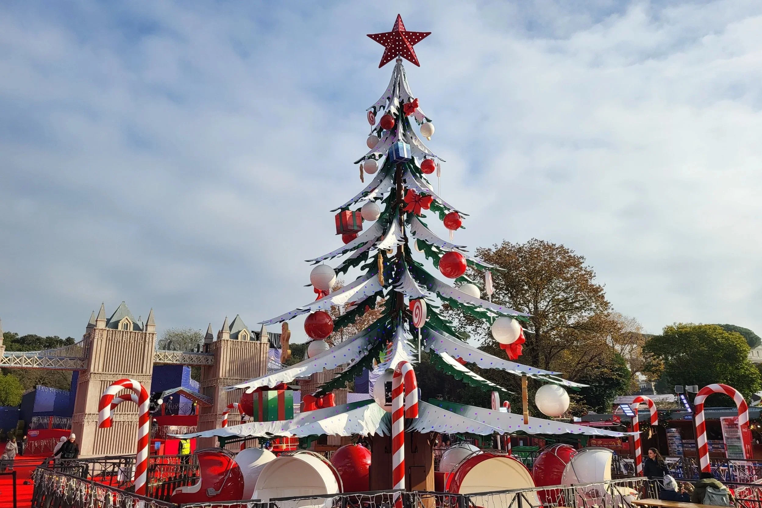 Attraction in the shape of a Christmas tree