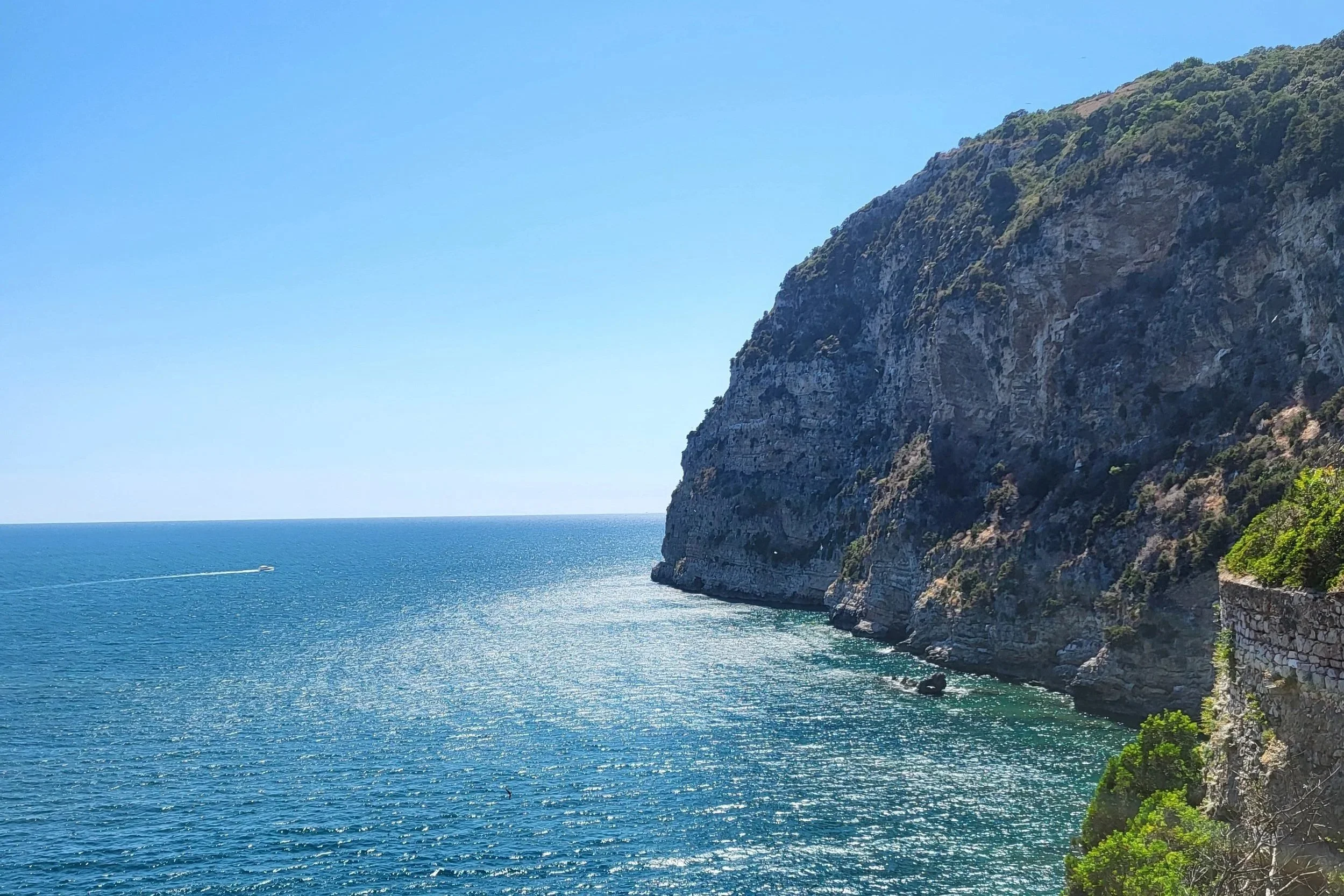 View of the sea with a cliff to the right in Gaeta