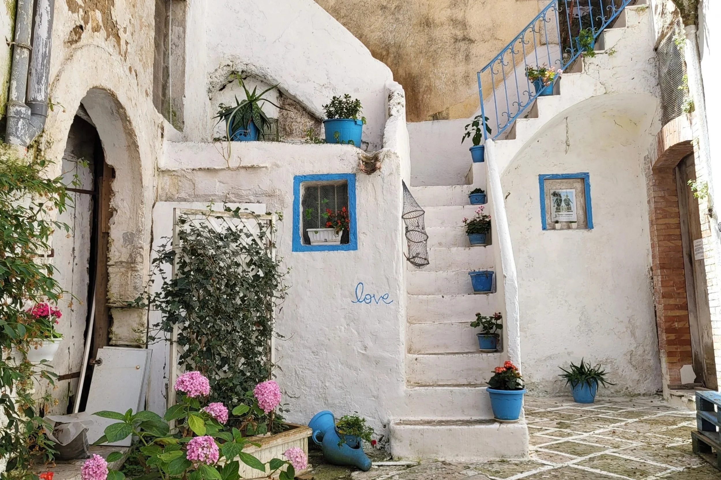 White with blue building in the Via dell’Indipendenza in Gaeta