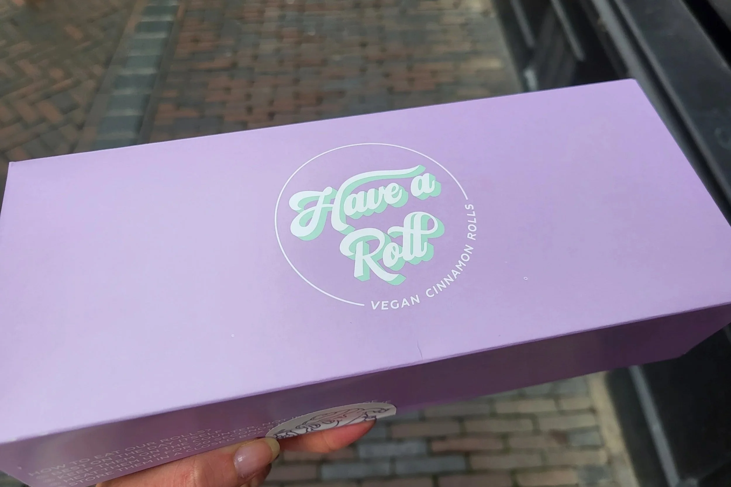 Packaging of Have a Roll Utrecht. Box with cinnamon rolls inside