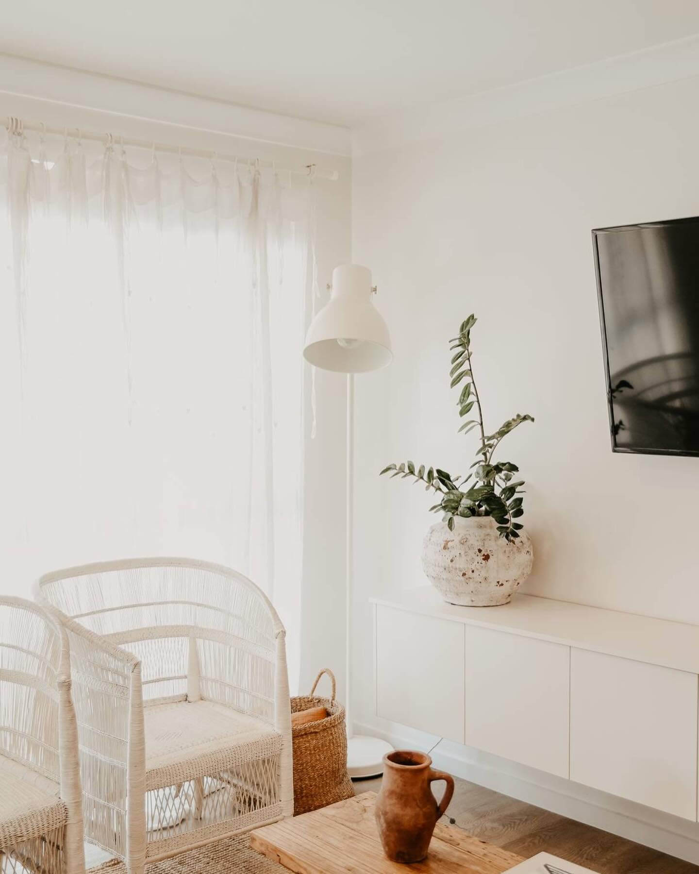Paradise found at Le Viti Beach &mdash; your dream coastal escape.
Nestled just steps from Clarke&rsquo;s Beach and the iconic Pass surf break, this beachside gem is perfectly positioned to soak in Byron Bay&rsquo;s best. Wake up and stroll to the li