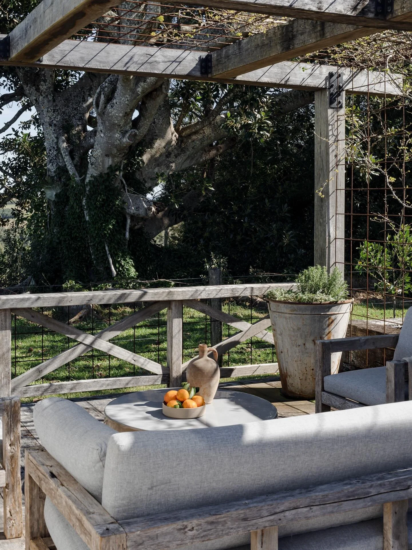 Le Viti Barn ~ This peaceful nook underneath the pergola is made for morning coffee, quiet conversations, and soaking in nature&rsquo;s beauty.
.
.
For all bookings and enquires please contact the team at @byron_beach_abodes 
.
.
Image @bec_willox 
.
