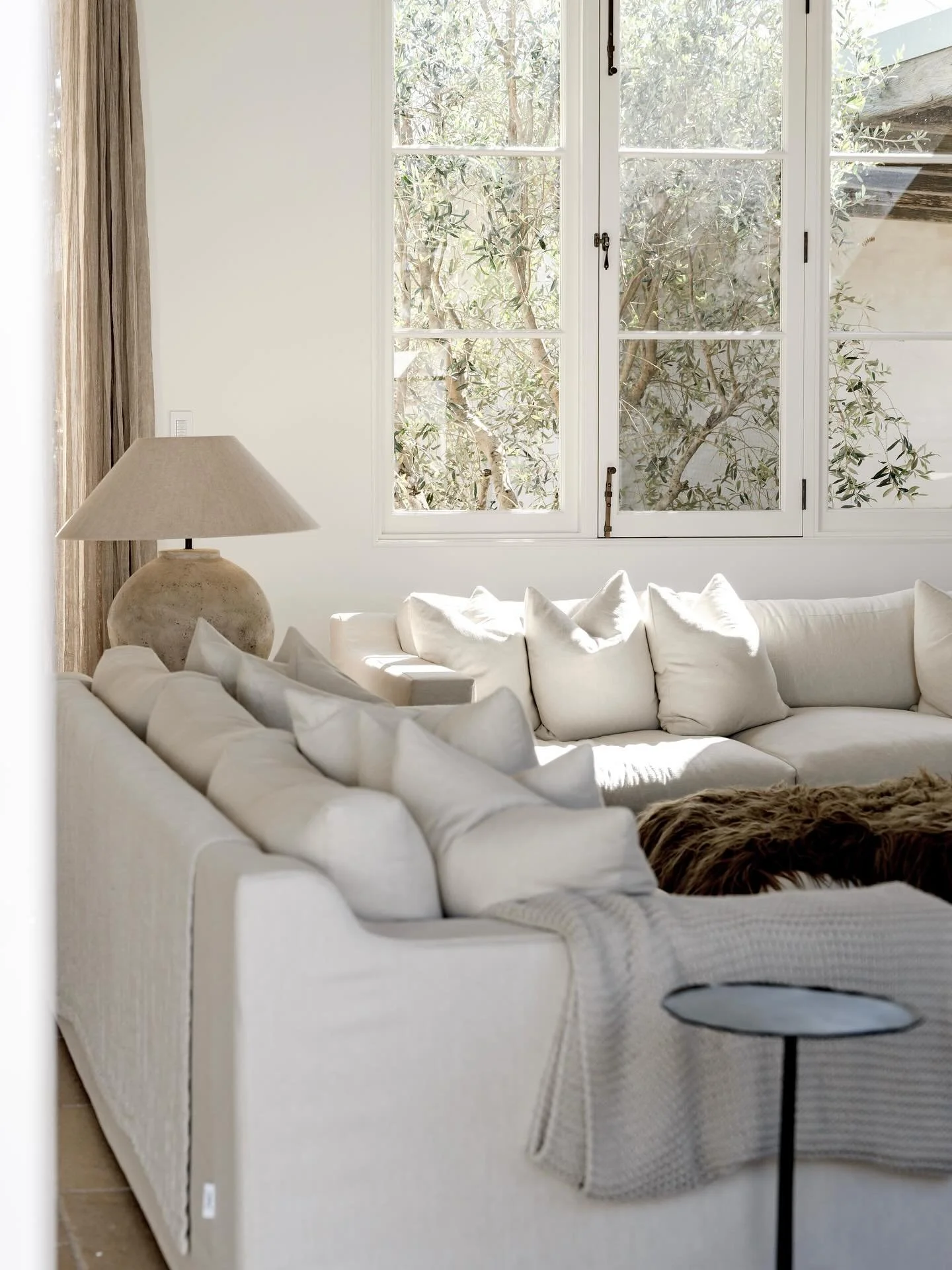 Soft light, cozy textures, and calm vibes &mdash; the perfect corner to slow down.
.
.
For all bookings and enquires please contact the team at @byron_beach_abodes 
.
.
Image @bec_willox 
.
.
#levitiestates #levitifarmhouse