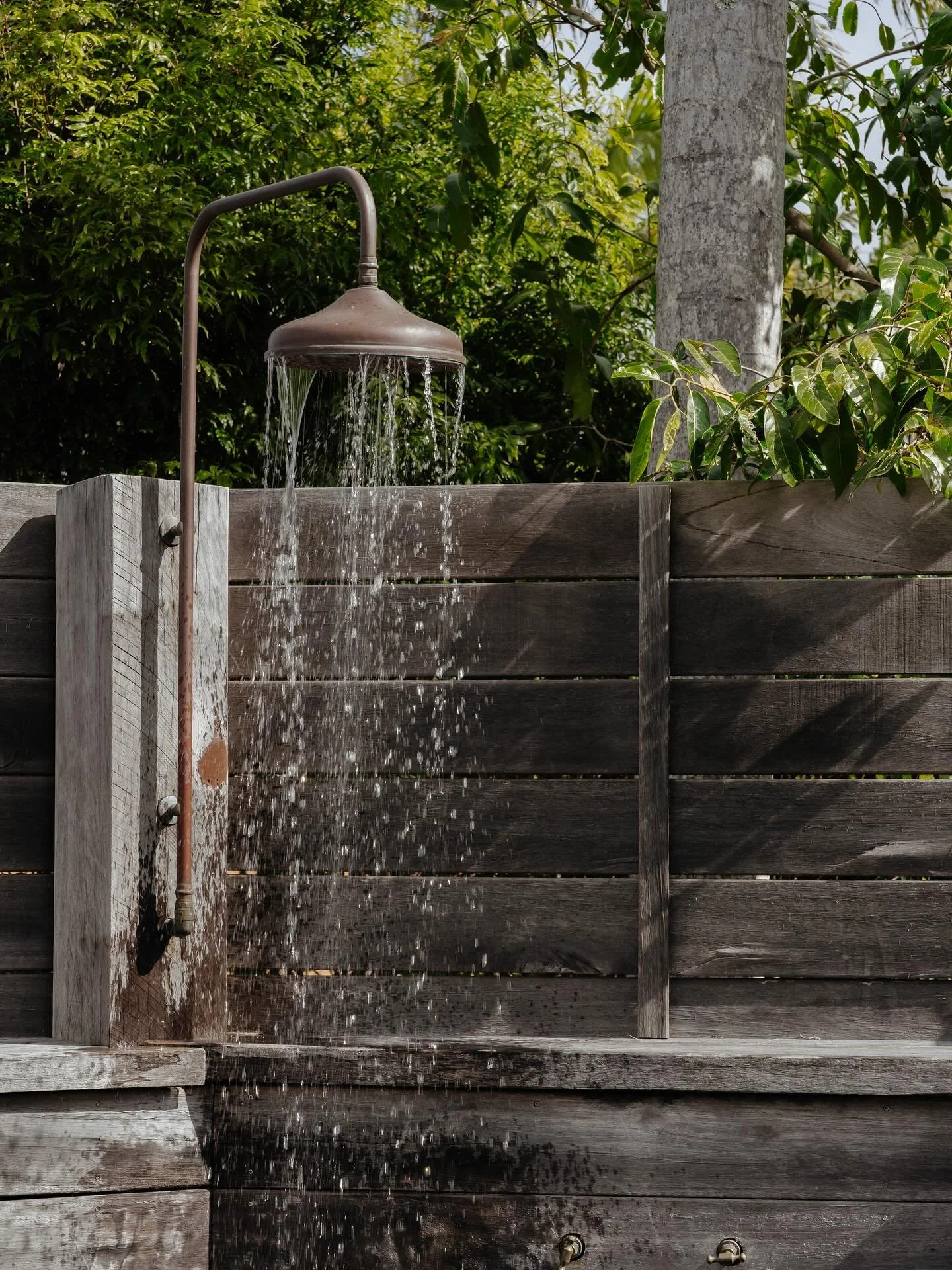 ~ Le Viti Beach ~
Rinse, relax, repeat. 
Step into your own slice of paradise with our rustic outdoor shower&mdash;perfect after a beach day or morning dip. Surrounded by nature, it&rsquo;s one of those little luxuries you&rsquo;ll never forget.
.
.
