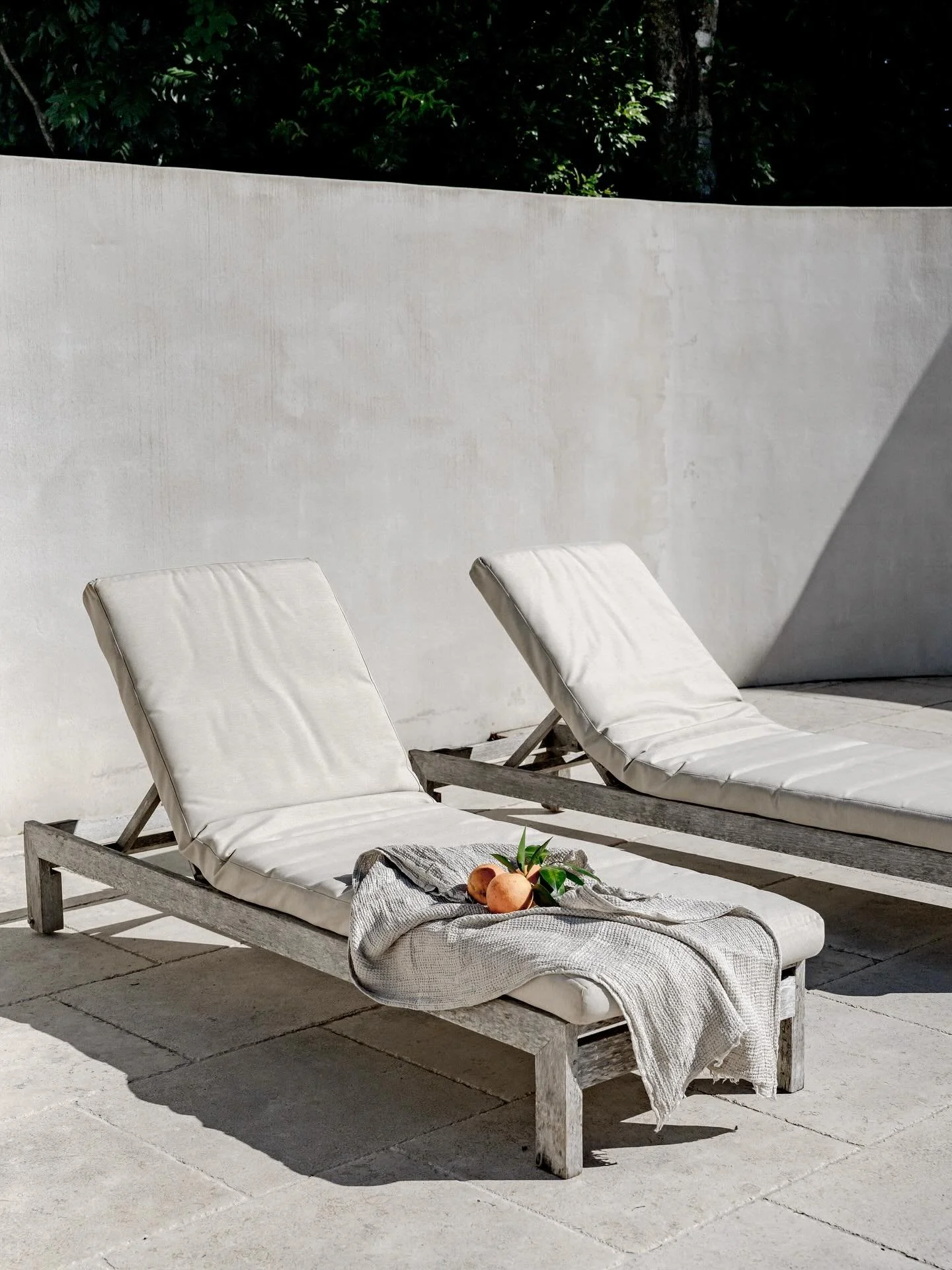 ~ LE VITI FARMHOUSE ~
Perfect pool hangs . 
.
.
For all bookings and enquires please contact the team at @byron_beach_abodes 
.
.
Image @bec_willox 
.
.
#levitiestates #newrybar #poolhangs