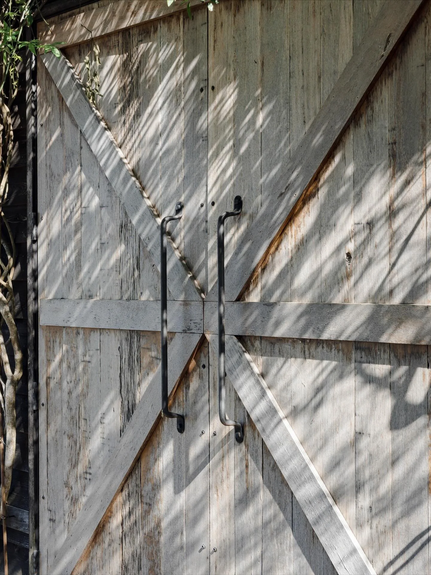 LE VITI BARN 
Details &hellip; 
.
.
For all bookings and enquires please contact the team at @byron_beach_abodes 
.
.
#levitiestates #thebarn #timberdetails