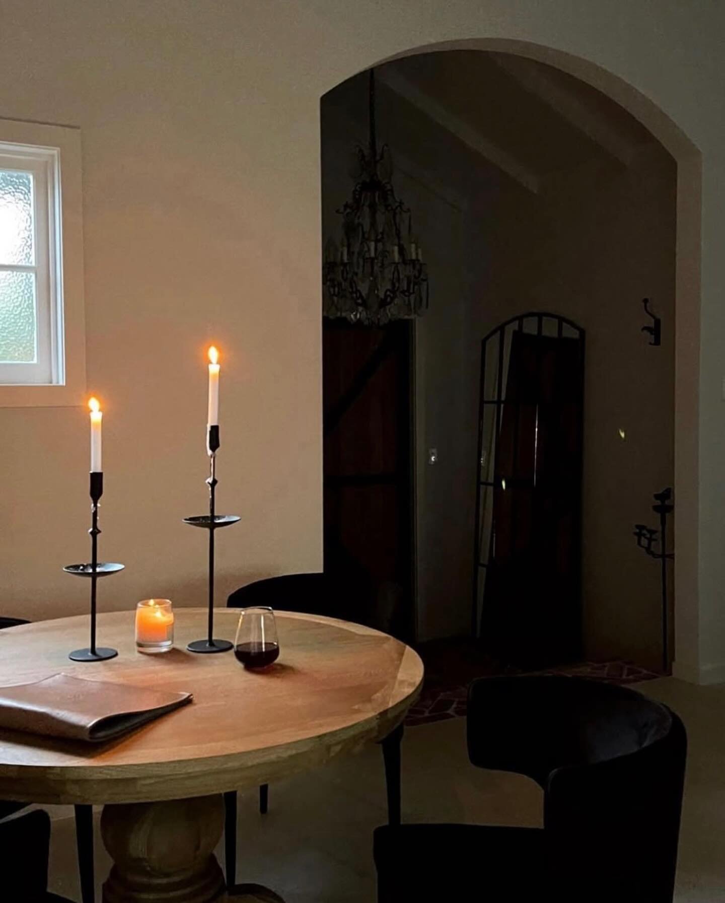 ~ LE VITI BARN ~ 
Saturday night in at the Barn. 
.
.
For all bookings and enquires please contact the team at @byron_beach_abodes 
.
.
#levitiestates #levitibarn #newrybar #saturdaynightin