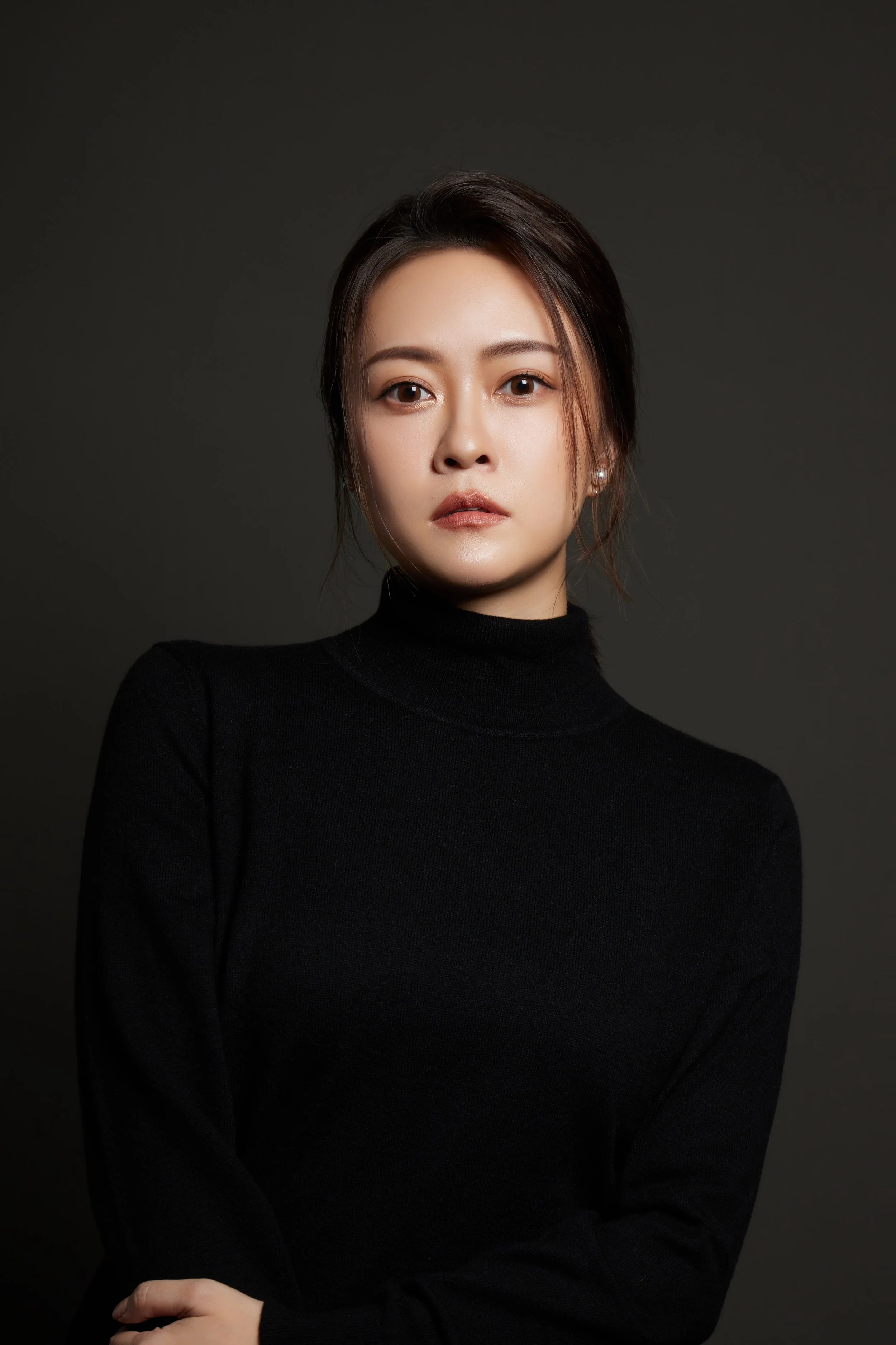 NOLLY Design設計總監李季芸(Aimee Li)，畢於倫敦藝術大學切爾西藝術學院碩士(University of the Arts London, UAL | Chelsea College of Arts)及中原大學室內設計學士，作品屢獲海內外獎項肯定