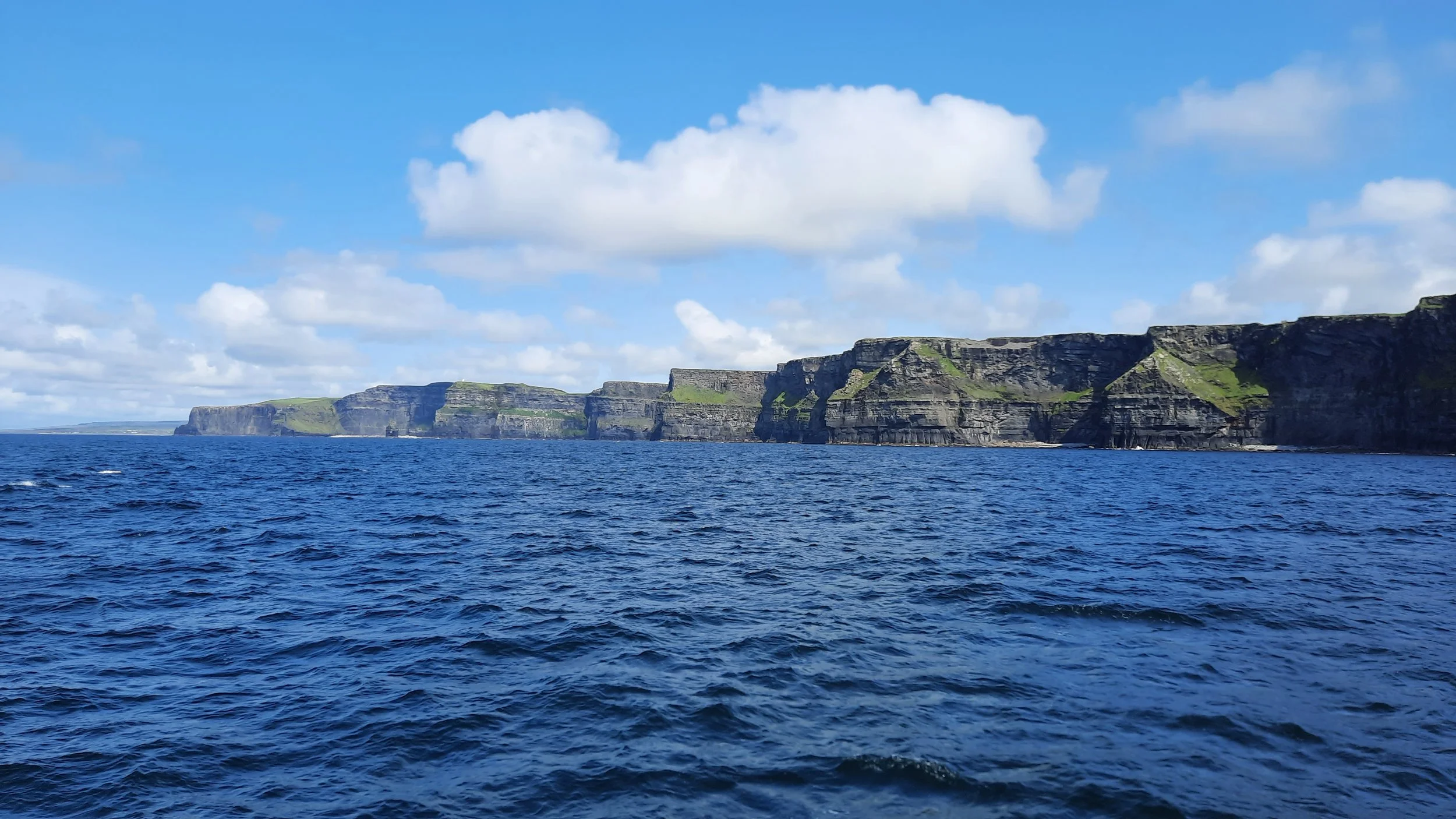 Für den Titanic Podcast "tiTENic minutes": Die irische Westküste zeigt Klippen von der Perspektive des Meeres