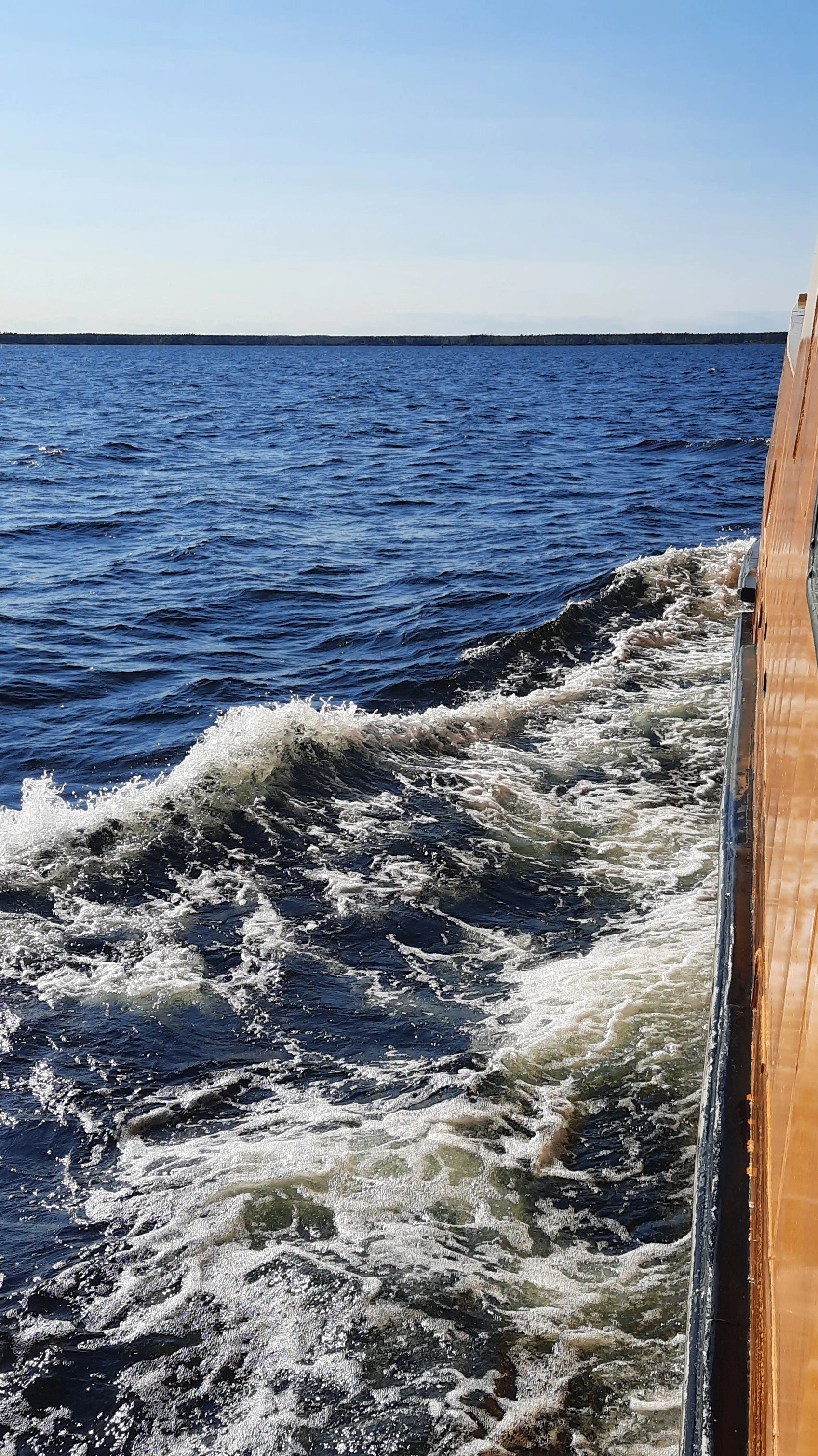 Für den Titanic Podcast "tiTENic minutes": Eine Aufnahme von Kielwellen eines kleineren Schiffes, an Bord aufgenommen, direkt auf dem Meer