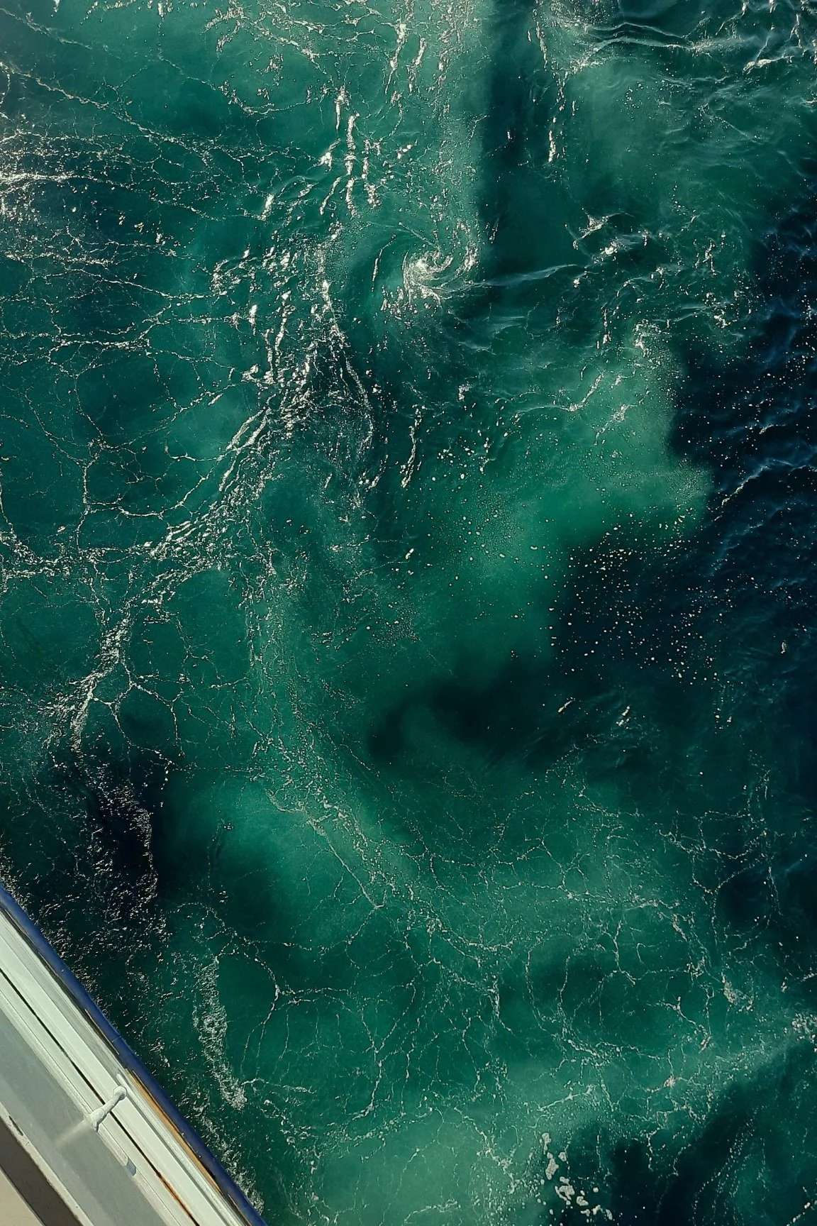 Für den Titanic Podcast "tiTENic minutes": Eine Aufnahme von der verwirbelten Wasseroberfläche auf dem Meer