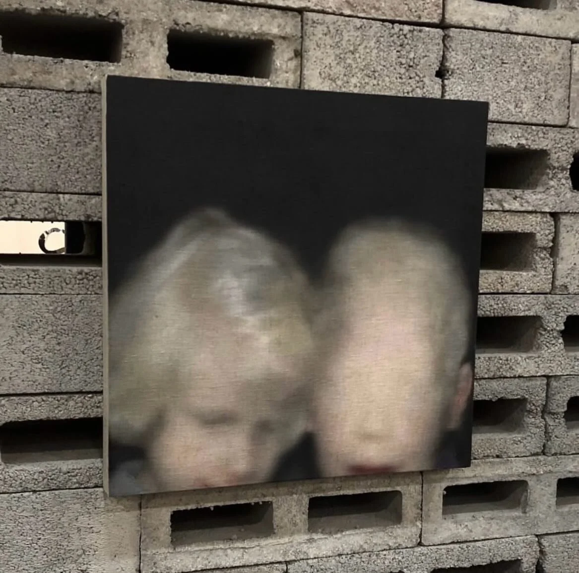 Mexican artist @angelaleyvago explores identity and memory by combining the distorted faces of patients with the unique stories of her sitters, delving into their personal archives, viewing them as clues or fragments to be reassembled 🦪