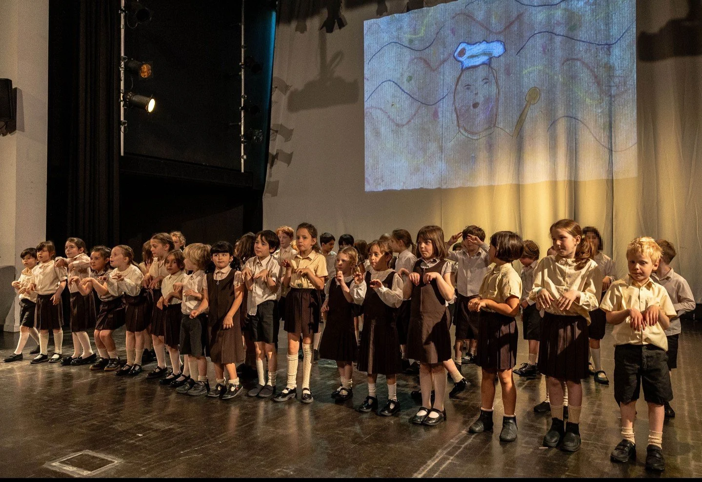 Do you know a performer in the making? 🎭 Is your child showing interest in learning a musical instrument? 🎺
Our I Can Sing! Minis programme prepares children in Years 1 & 2 for both music theatre and instrumental studies. The Minis programme o