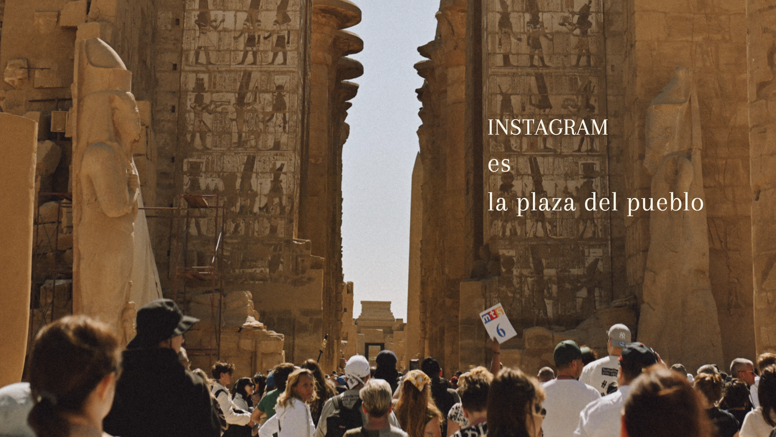 Turistas atravesando un templo egipcio lleno de gente mientras aparece la frase “Instagram es la plaza del pueblo”. Imagen simbólica sobre redes sociales, marca personal y visibilidad digital.