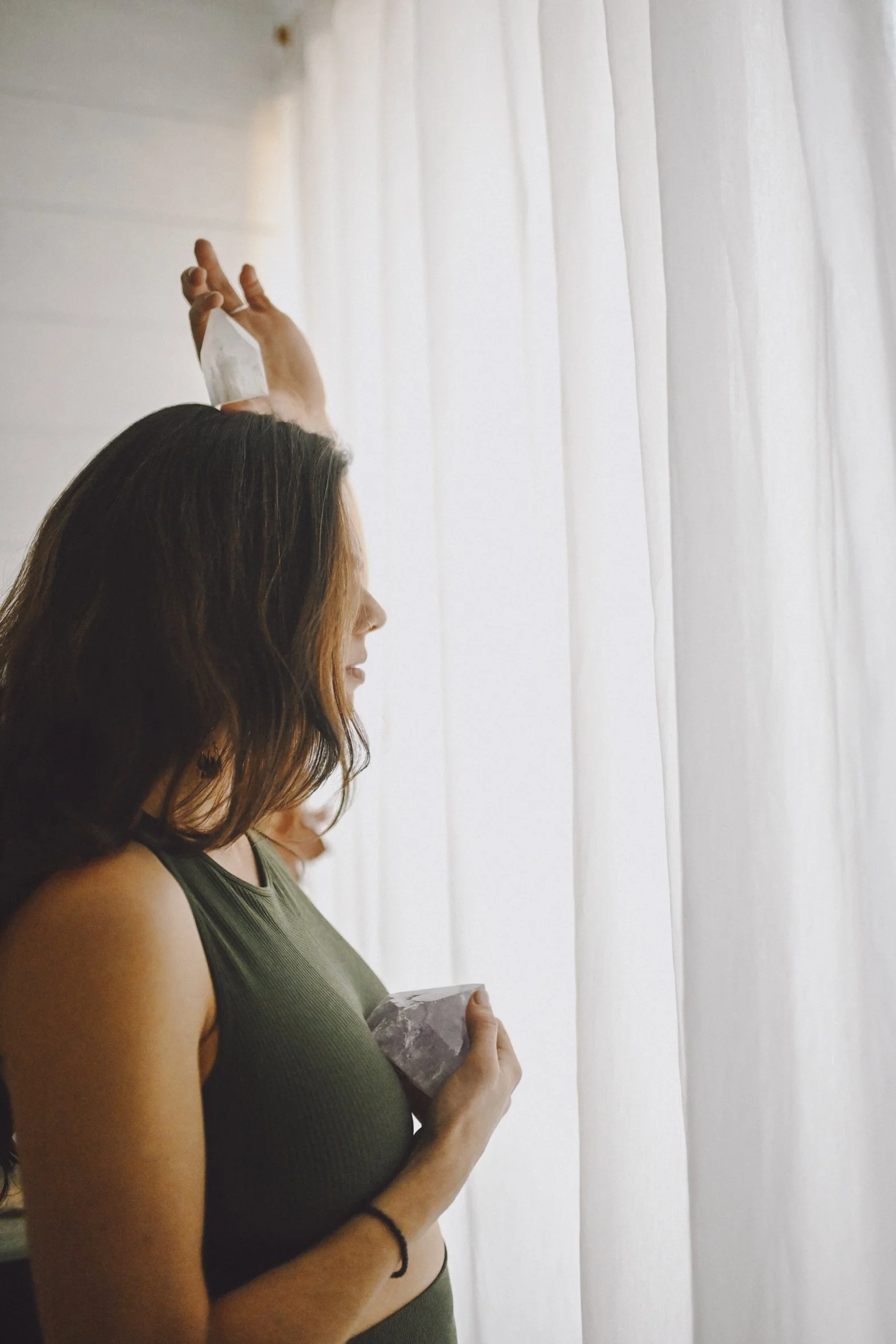 Mariona Illa - Yoga, Círculos de mujeres y aceites esenciales - Fotógrafa y mentora de Marca Personal en Barcelona - conexión con cuarzos