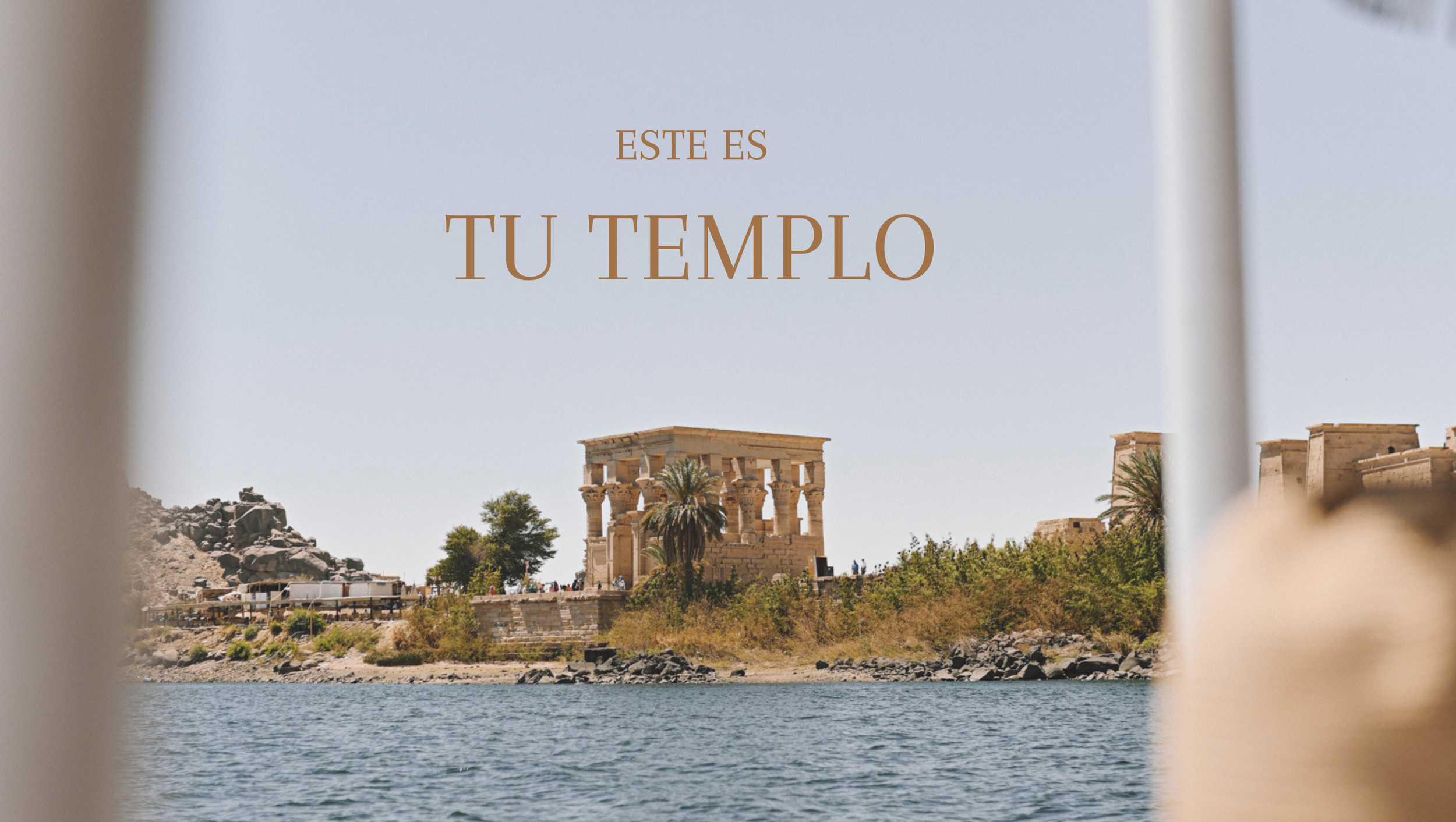 Templo egipcio de Isis rodeado de agua y naturaleza con la frase “Este es tu templo”. Imagen simbólica sobre obra viva, arquitectura de marca personal y construcción de un ecosistema digital propio.