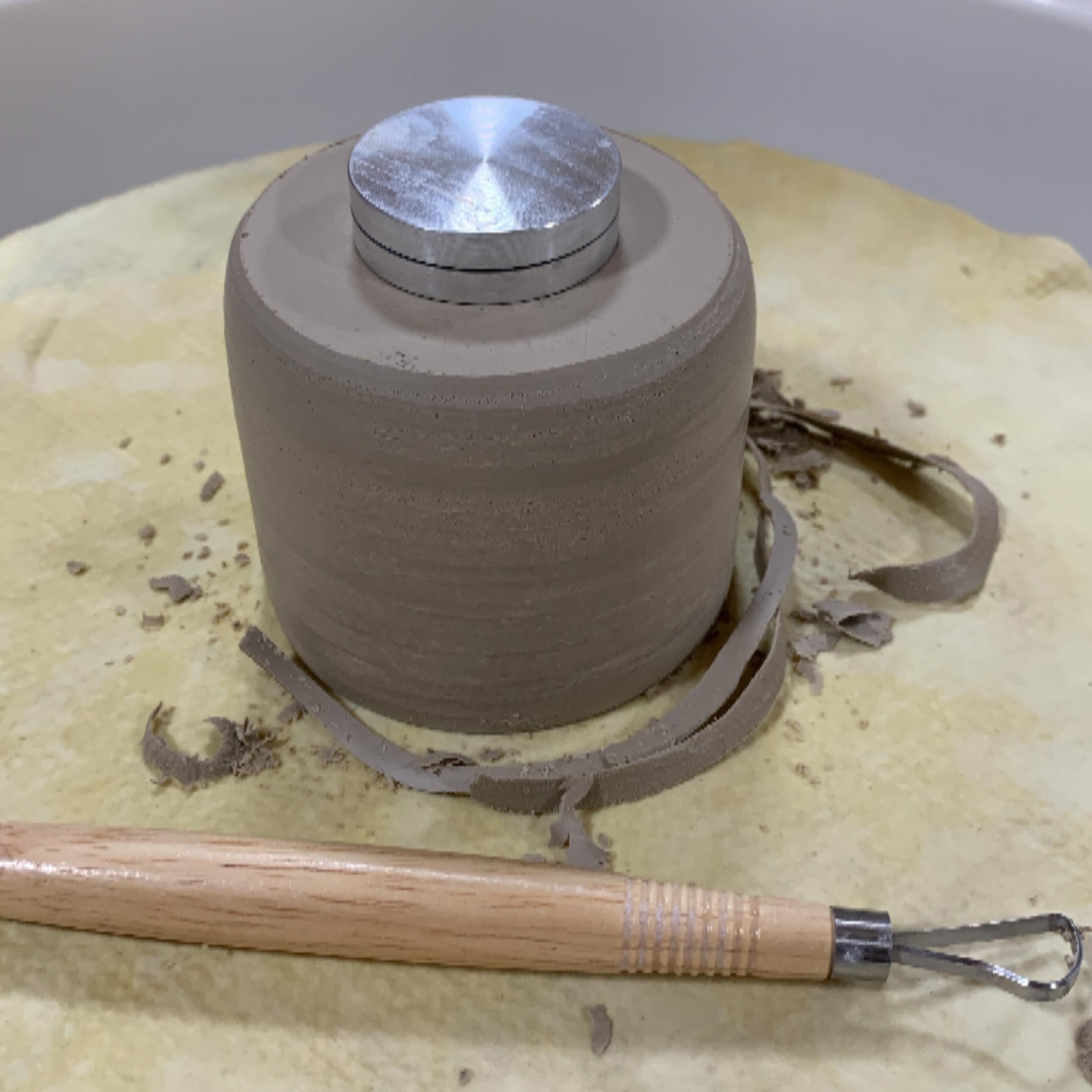 Abdrehen von Kursst&uuml;cken f&uuml;r die Kursteilnehmer:innen vom@Schnupperkurs an der Drehscheibe.

#t&ouml;pferkurs #schweiz #drehscheibe #schnuppern #keramik #selbstgemacht #tasse #becher