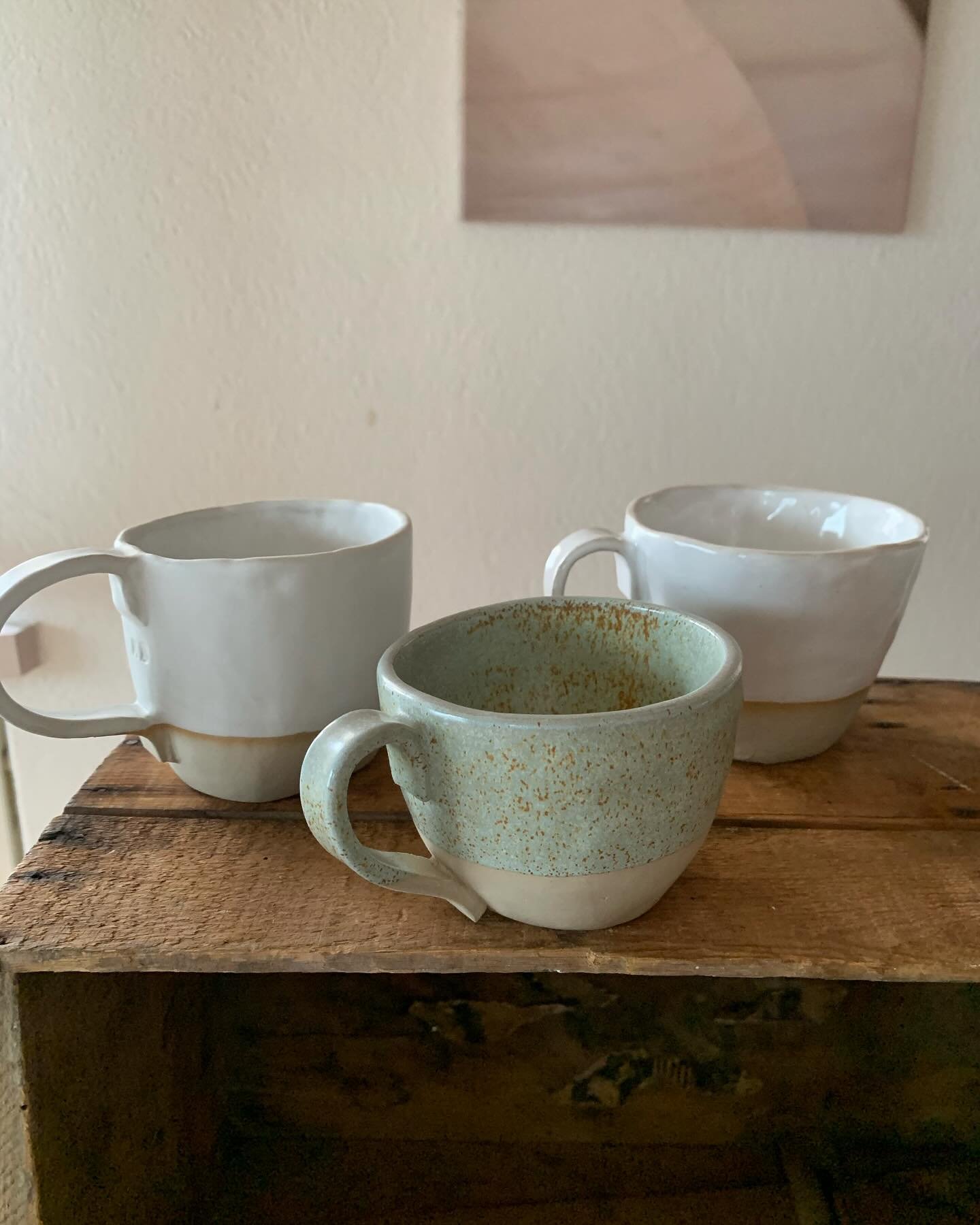 Tassen und Kr&uuml;ge der Kursteilnehmer:innen. Wundersch&ouml;n oder? 

#t&ouml;pferkurs #handaufbau #plattentechnik #selbstgemacht #selfmade #potterycourse #slabbuiltceramics #schweiz #switzerland #love