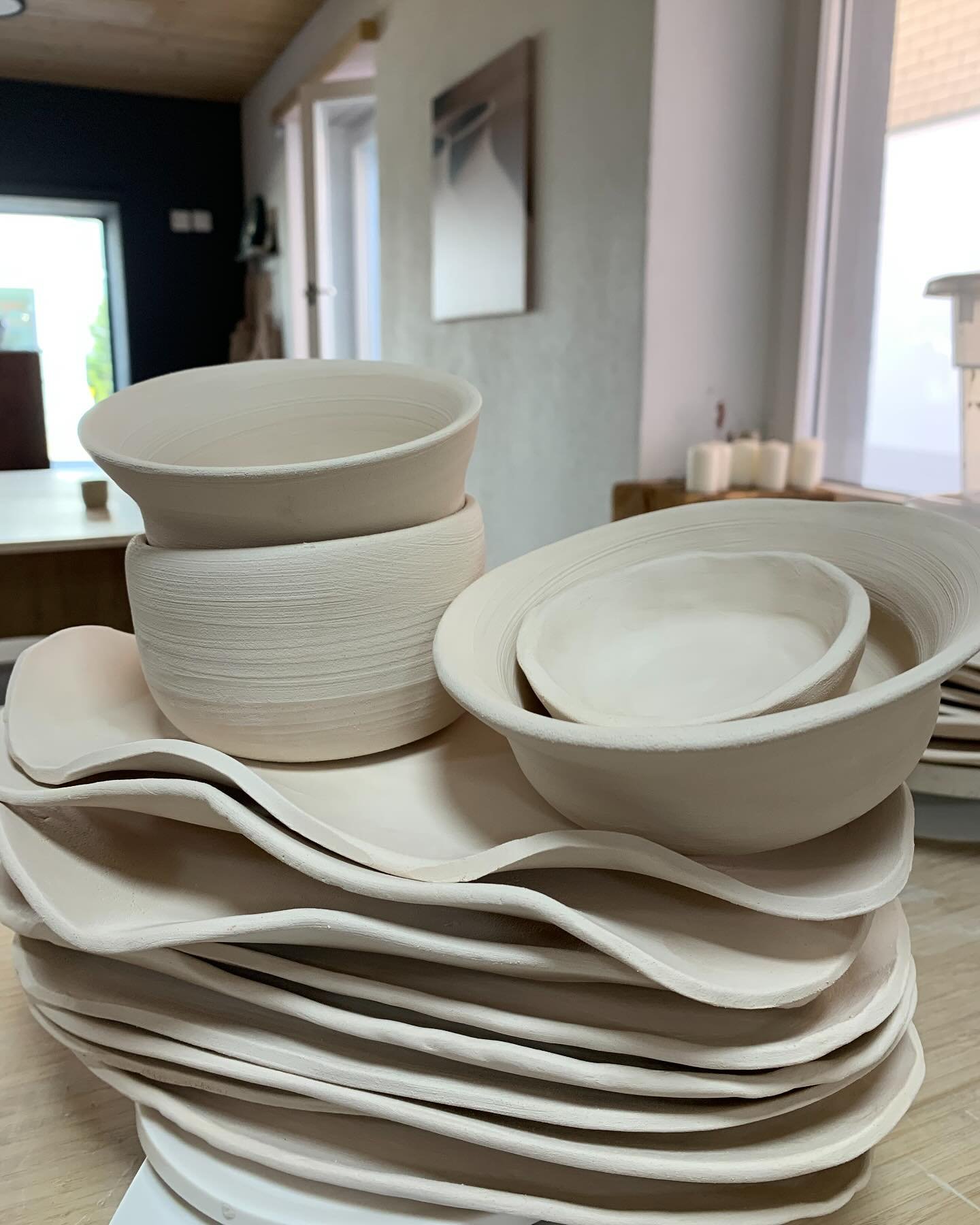 Brennservice gemacht.

#offenewerkstatt #t&ouml;pfern #rohbrand #brennservice #eigenetellert&ouml;pfern #eigenesgeschirrt&ouml;pfern #kreativzeit