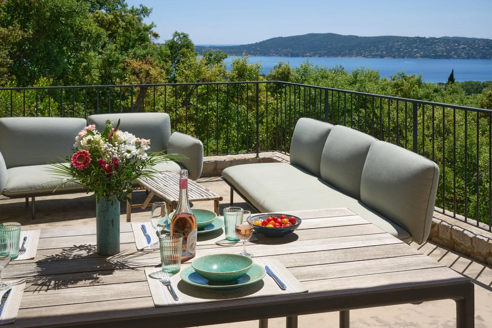 Luxury villa rental Beauvallon terrace sea view