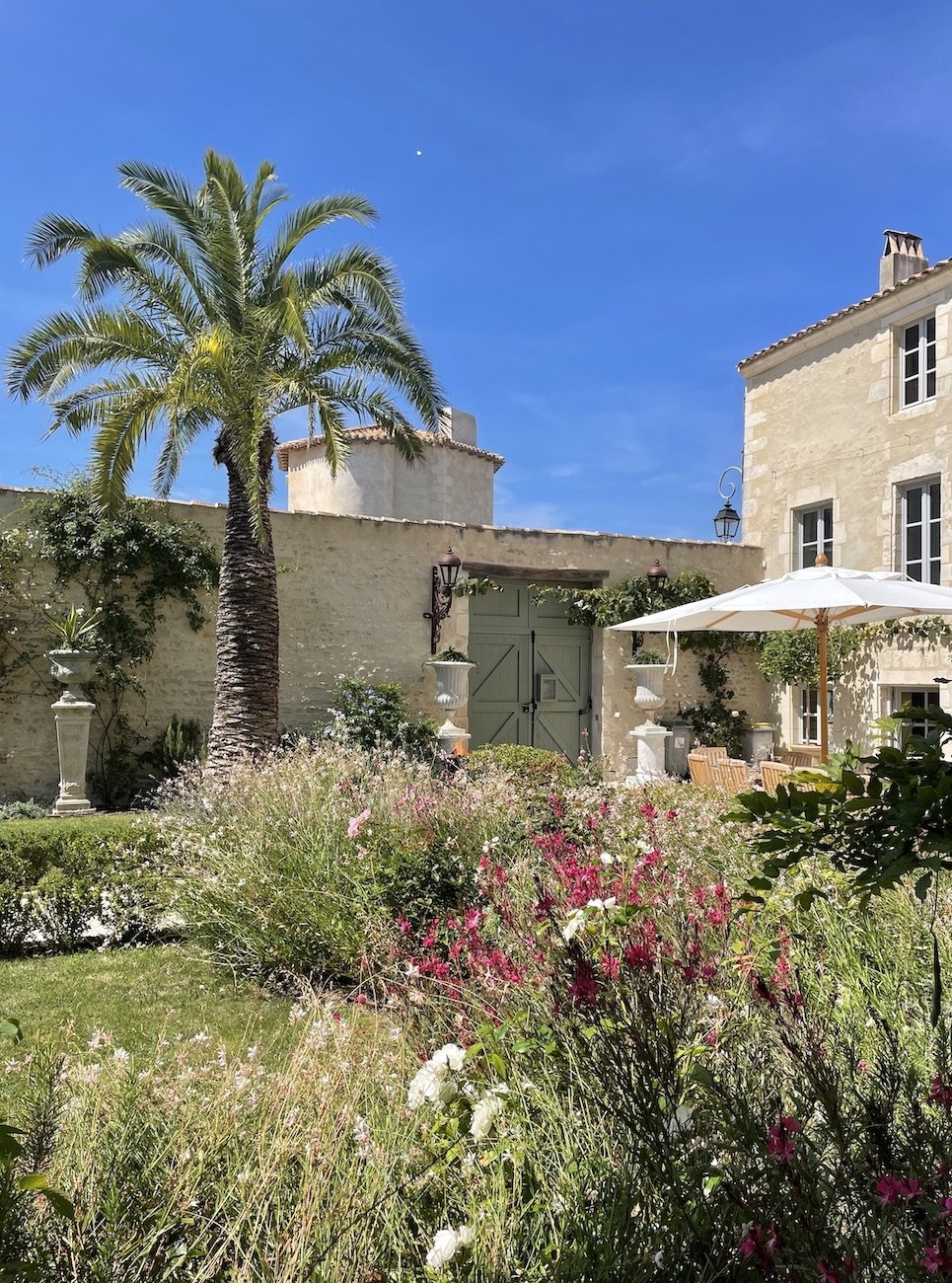 luxury villa Île de Ré garden