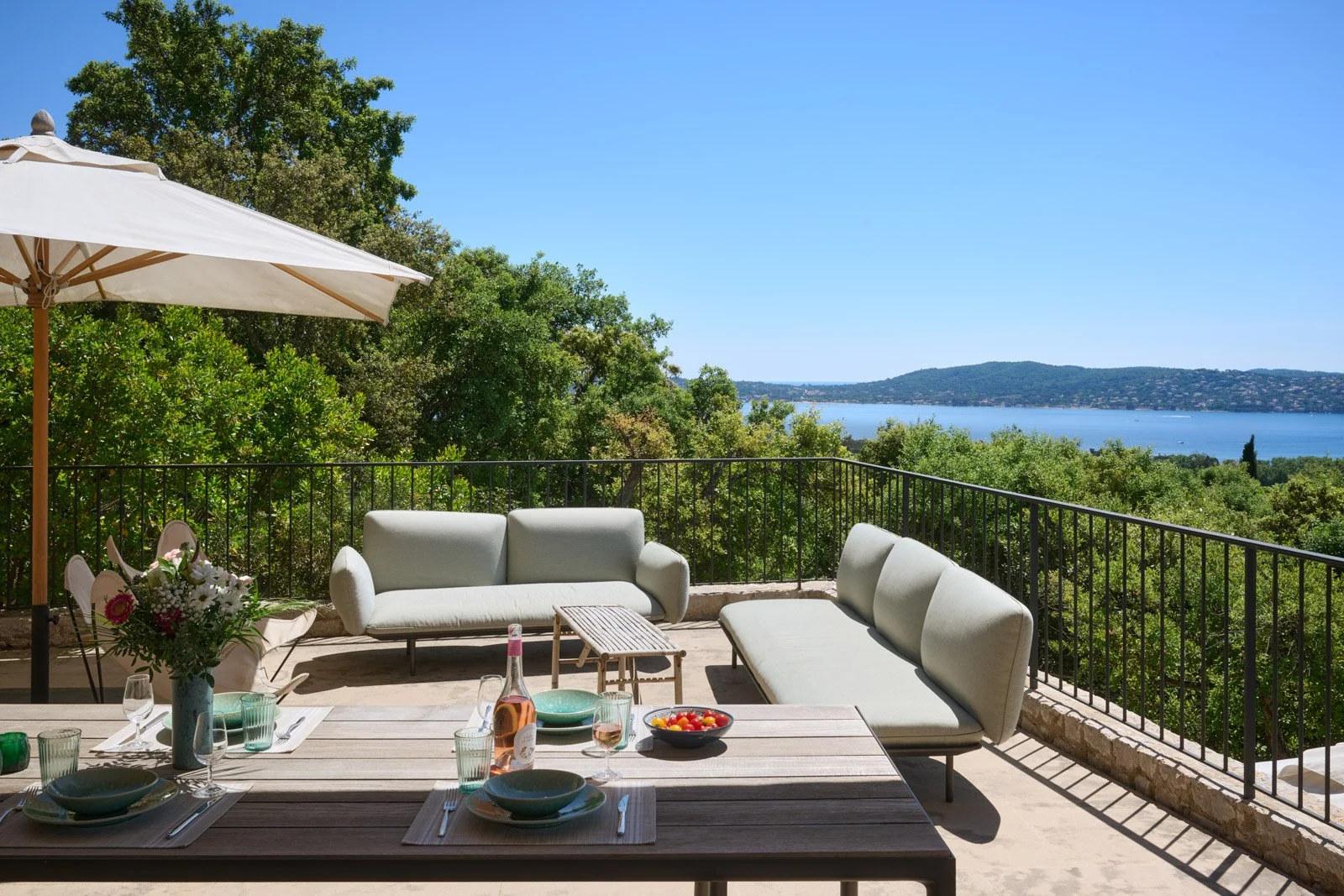 Location-domaine-luxe-beauvallon-terrasse (3).jpg