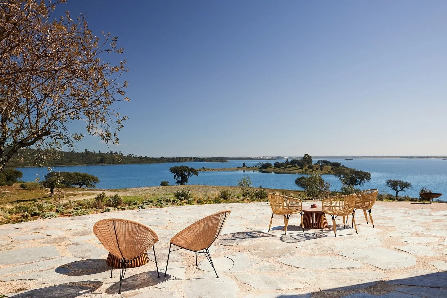 Portugal | Alqueva

Sunsets, shimmering waters&hellip; your haven of peace by the lake awaits. 🌅🌿

Set on 16 private hectares overlooking Lake Alqueva, this 11-bedroom estate (sleeps up to 22) combines contemporary elegance with the raw beauty of n