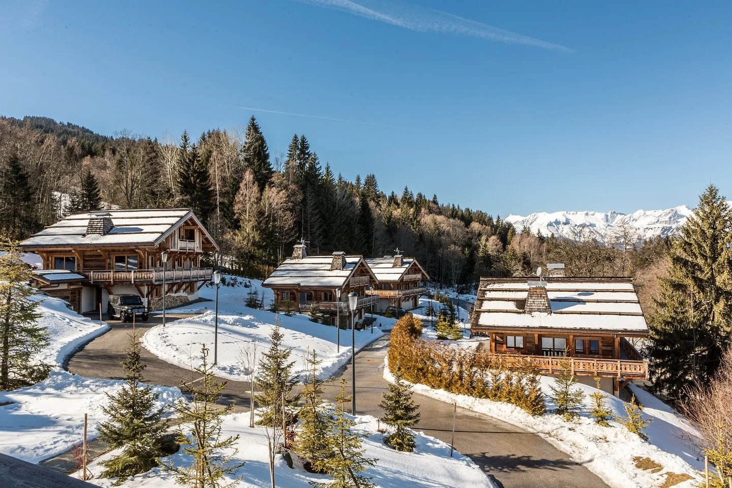France | Saint-Gervais

What if you woke up facing Mont-Blanc? ❄️🏔️

At 1300 meters above sea level, this exceptional hamlet of four chalets (18 bedrooms, up to 36 people) offers everything you can dream of in the mountains: fireplaces, jacuzzis, pa