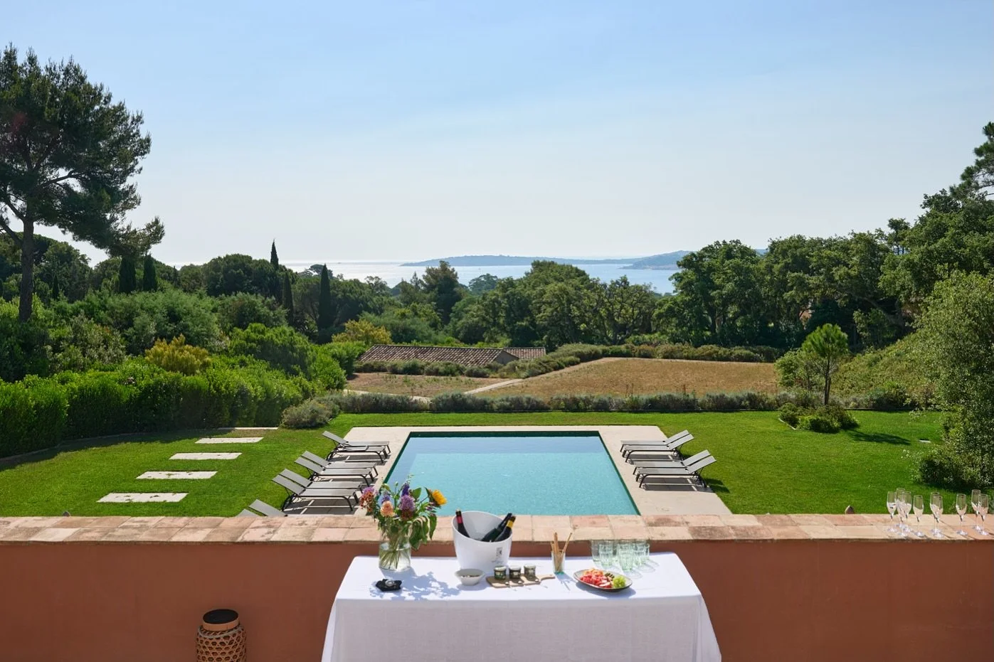 France | Beauvallon
Seaside and Mediterranean charm... a few minutes from Saint-Tropez 🌿🌊
Set on 7 private hectares, this estate brings together four villas (25 bedrooms, up to 46 guests), each with its own pool and garden. A shared pool and sea