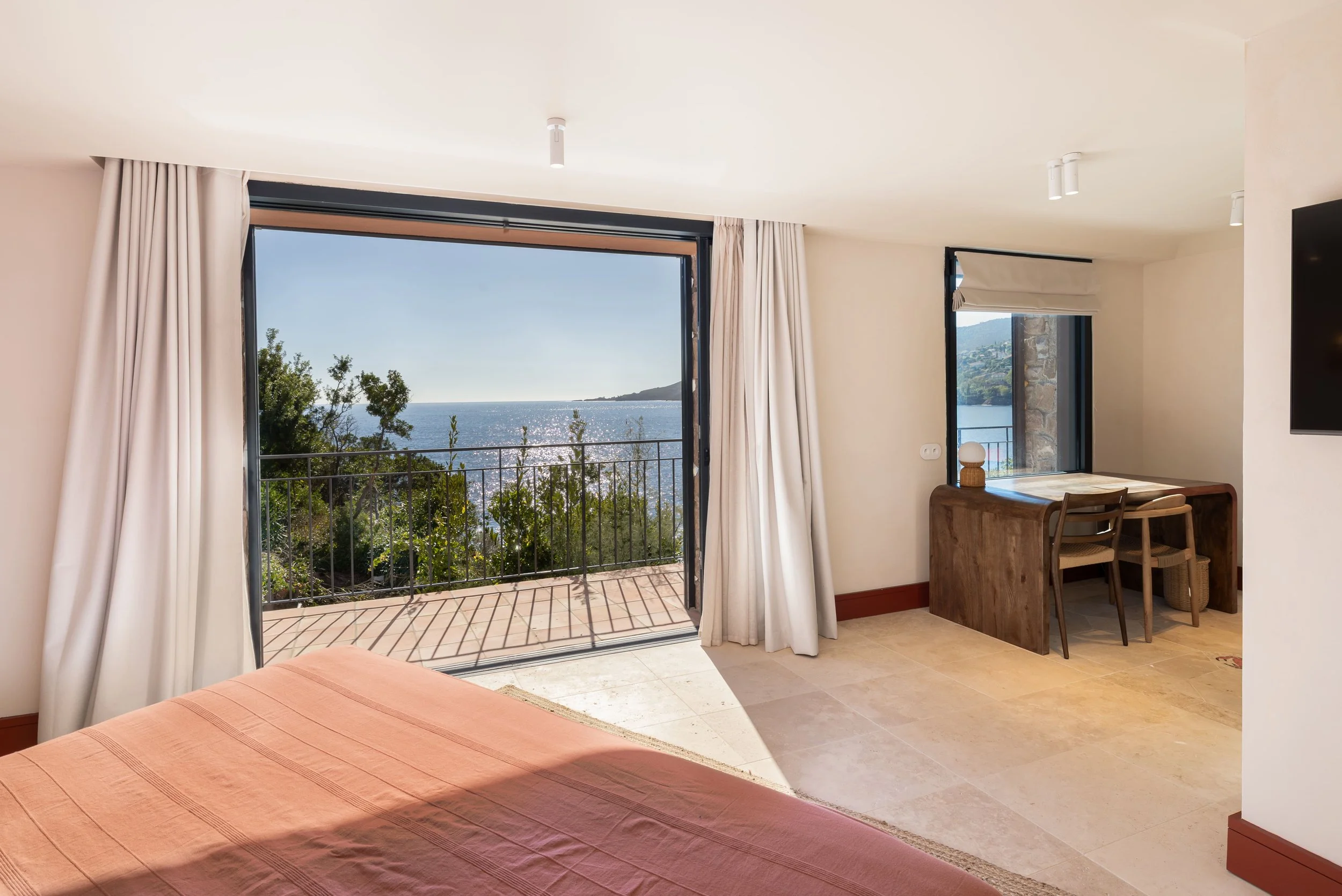 Wedding Théoule sur Mer bedroom with balcony
