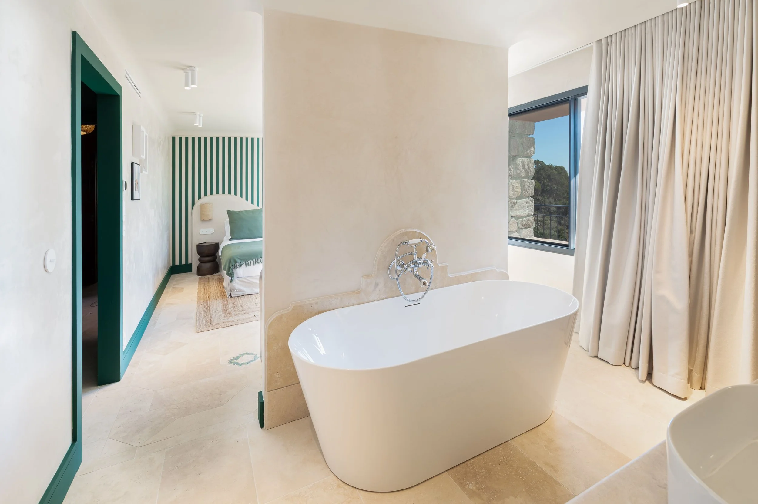 Wedding Théoule sur Mer bedroom with bathtub 
