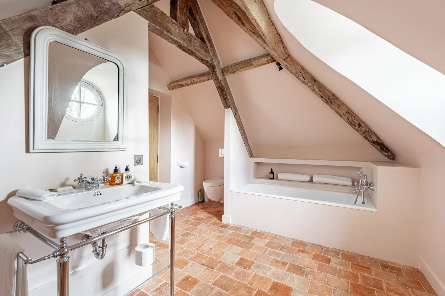 villa-luxe-thoiry-bathroom (2).jpg