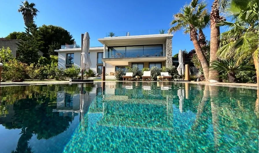 Wedding in La Ciotat outdoor pool
