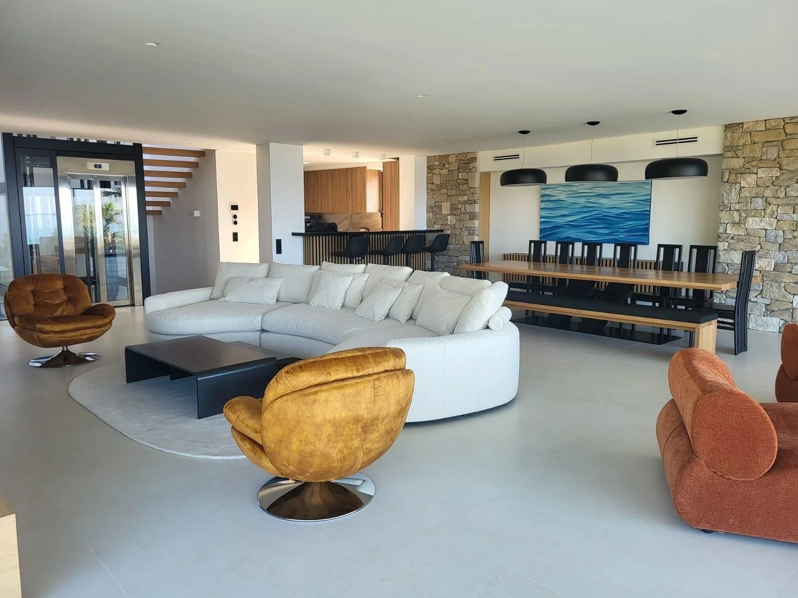 Wedding in La Ciotat lounge area and dining room