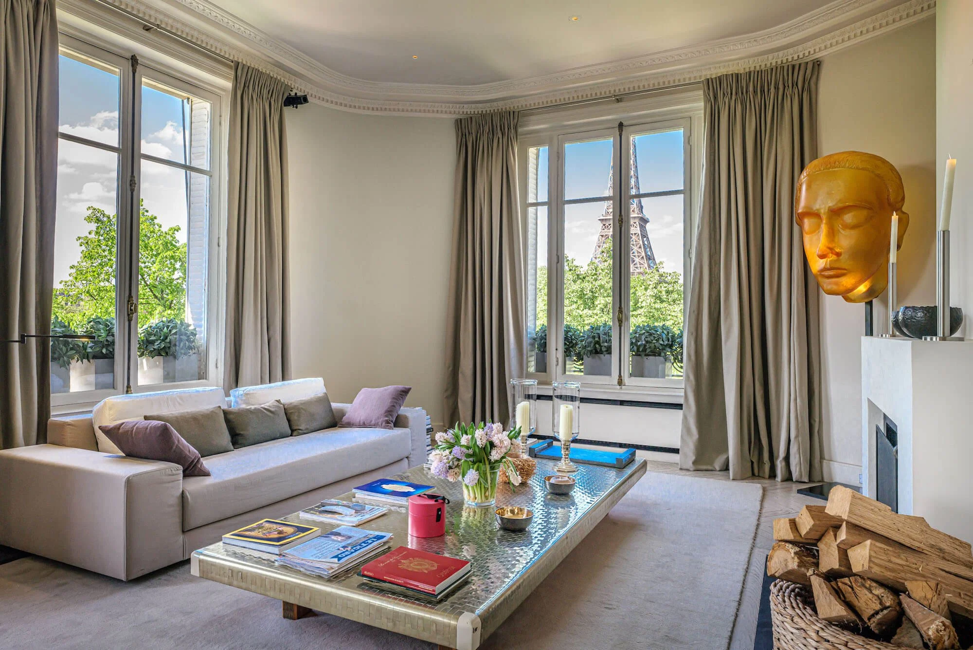 france travel guide lounge area with eiffel tower view