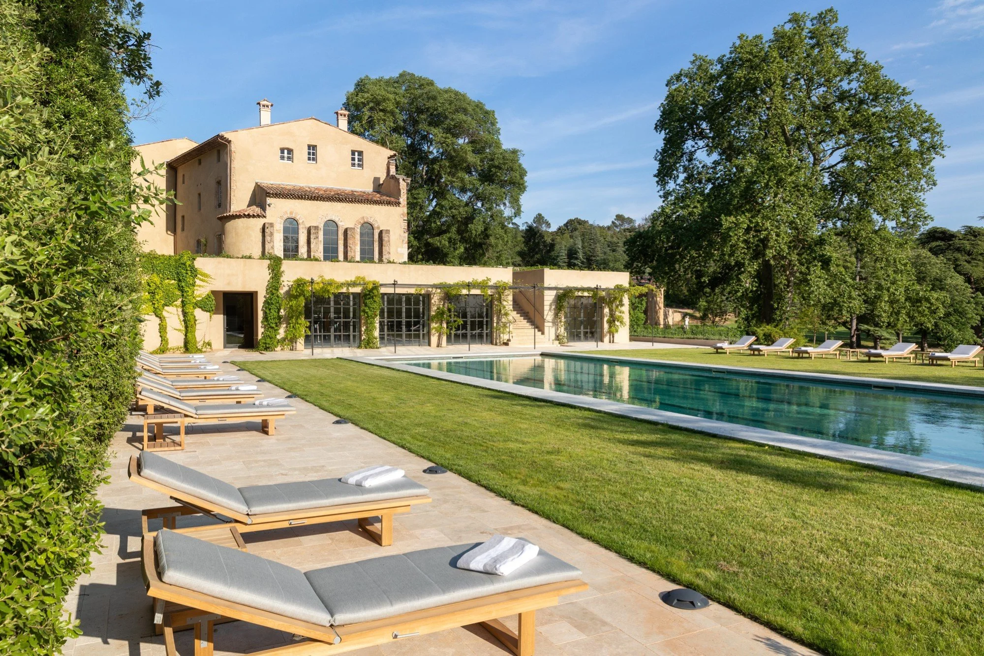 provence travel guide outdoor pool