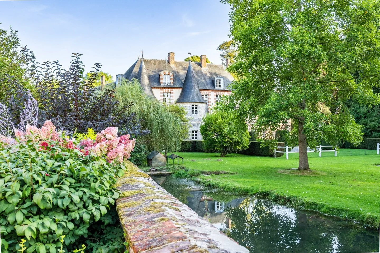 Near Paris | Lyons La For&ecirc;t

Exceptional estate in the heart of Normandy 🏰🌿

Just 2 hours from Paris, this historic estate, surrounded by water-filled moats and French formal gardens, offers a unique setting in the heart of the Norman country