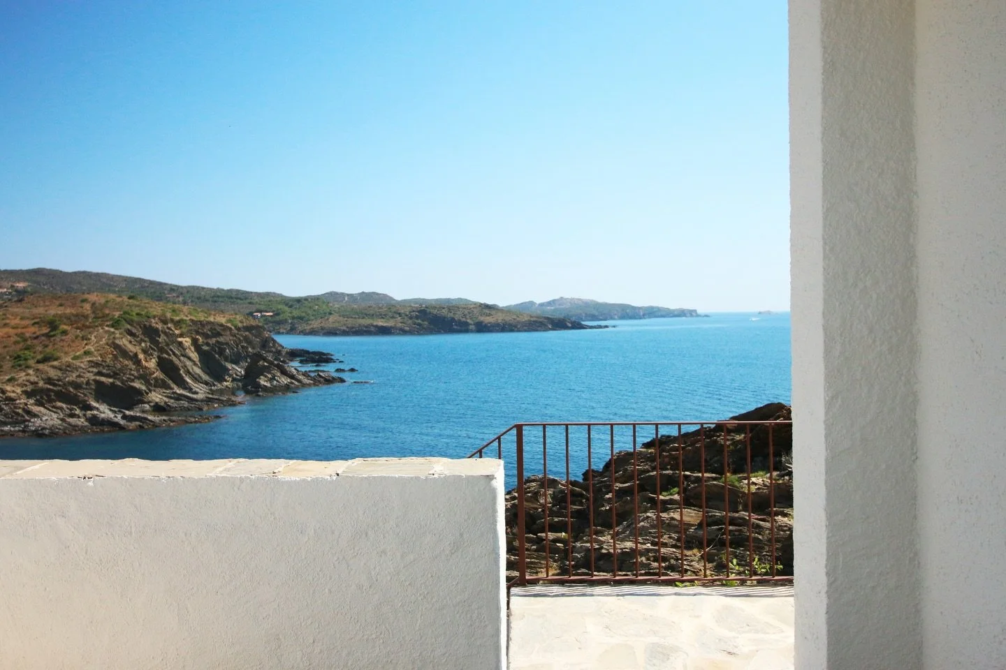 Spain | Cap de Creus 

An iconic villa overlooking the sea in Cadaqu&eacute;s 🌊

Set within a private 2-hectare estate facing Cap de Creus, this iconic villa offers an exceptional natural setting between the sea and pine trees. Designed to accommoda