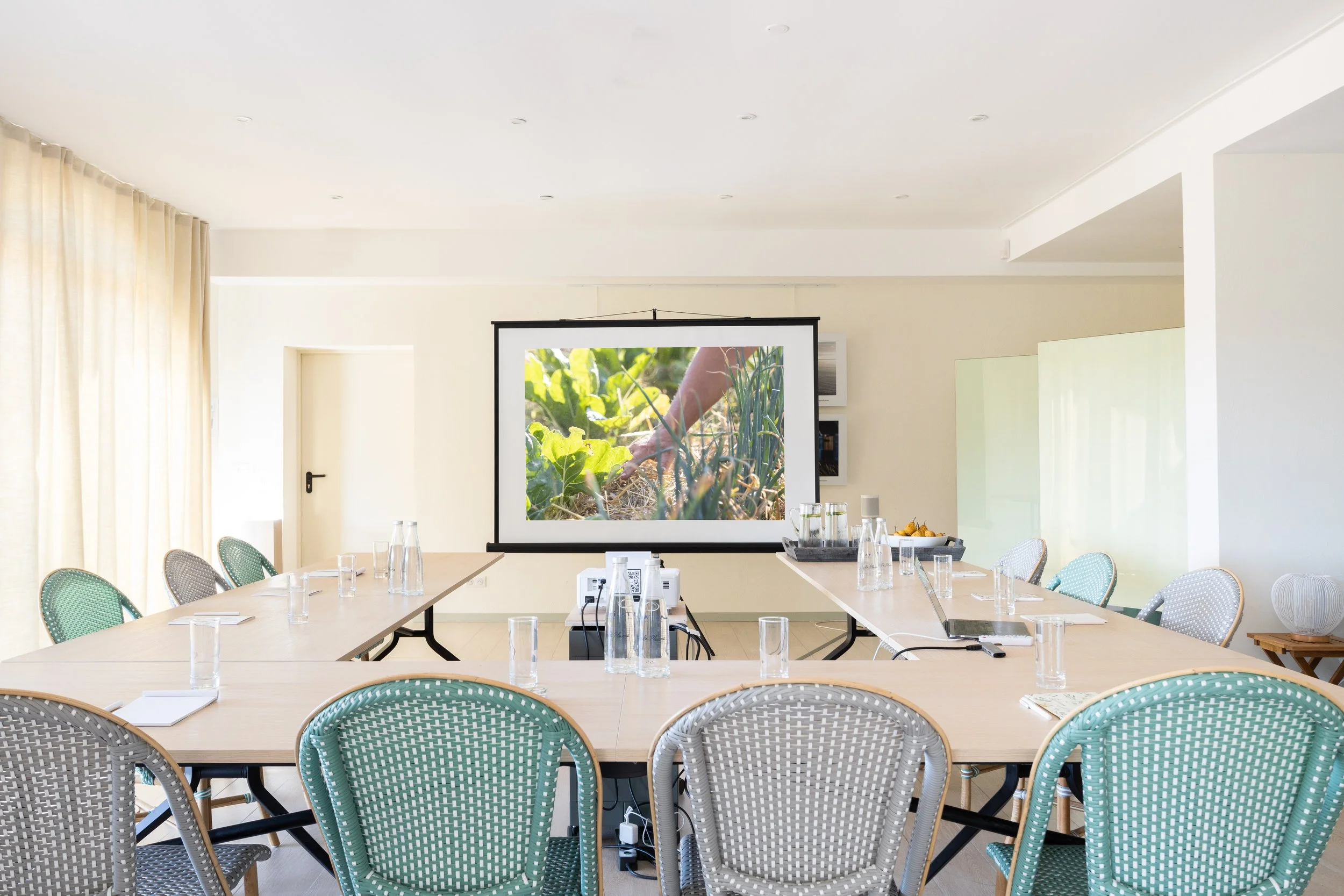 best places for corporate retreats meeting room