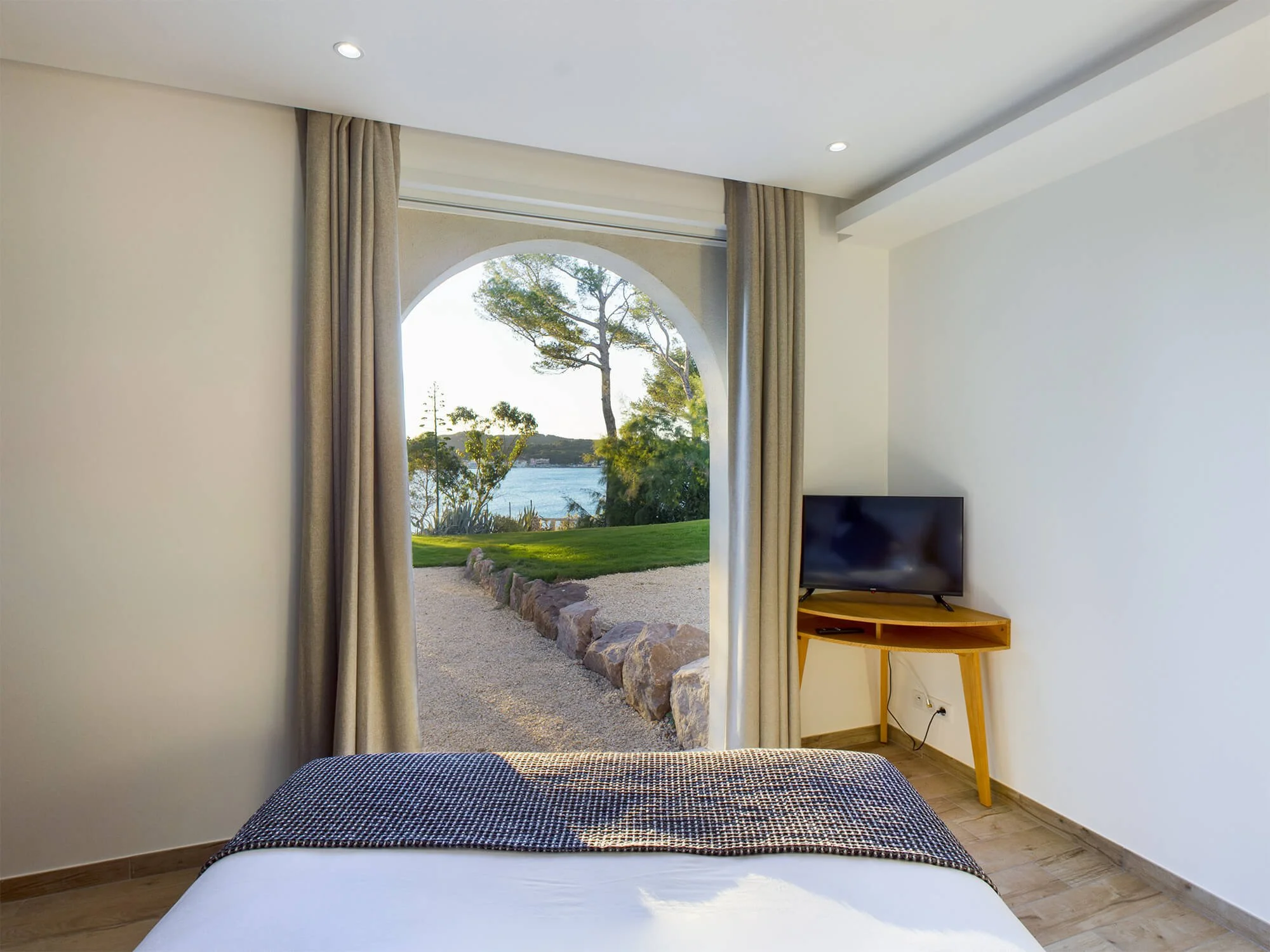 Mediterranean corporate retreat bedroom