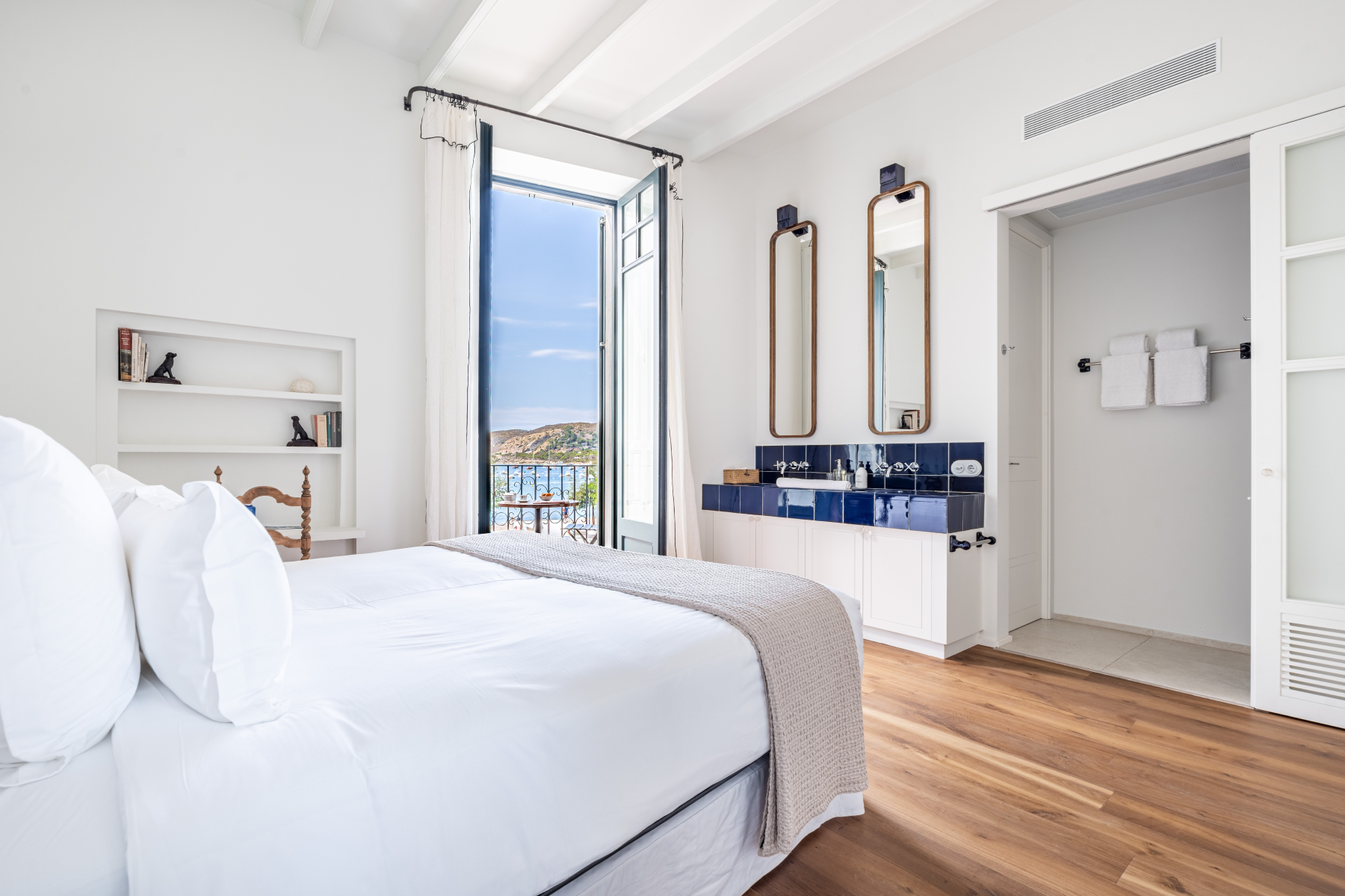 Mediterranean corporate retreat bedroom