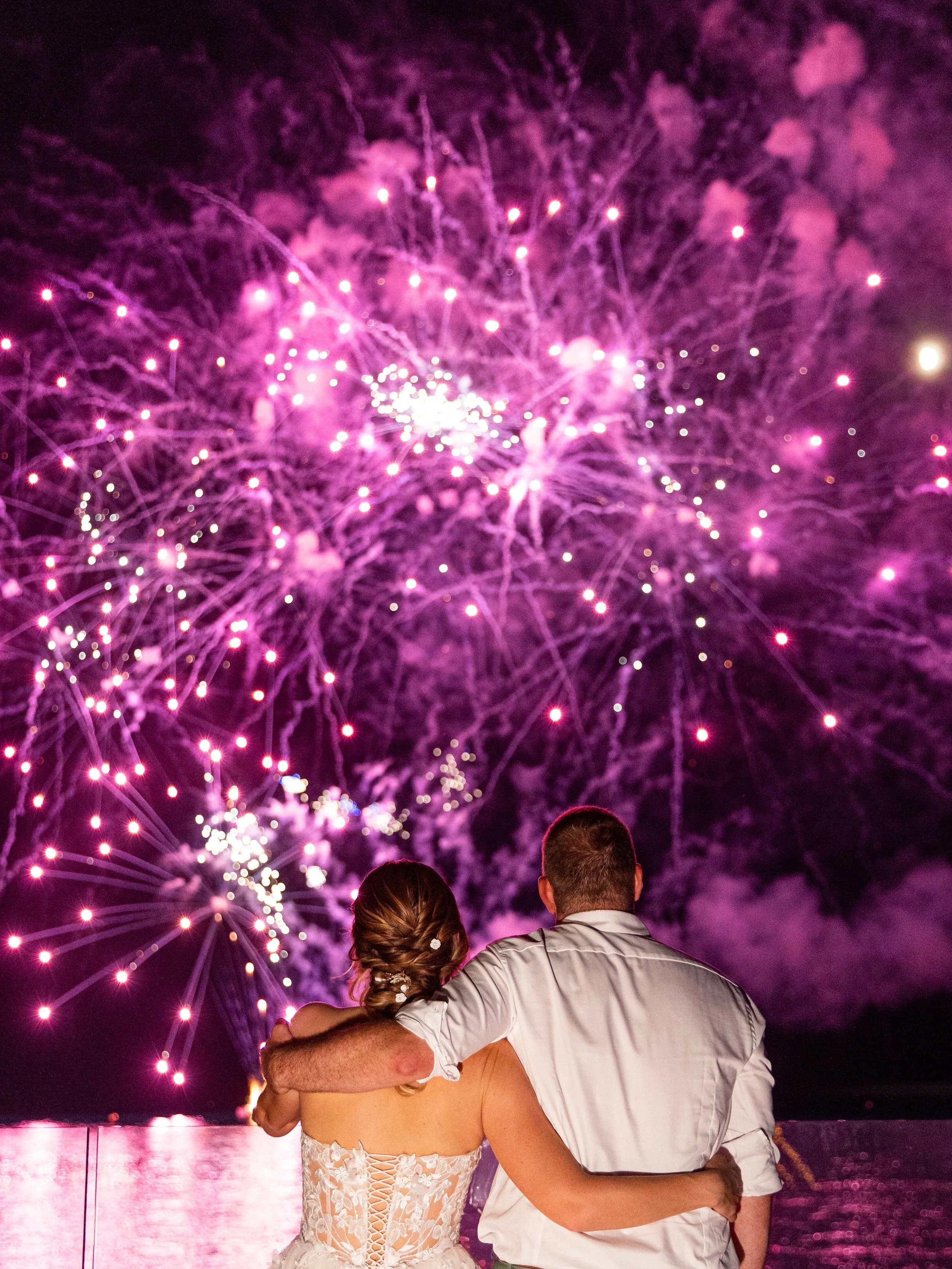 micro wedding in France couple