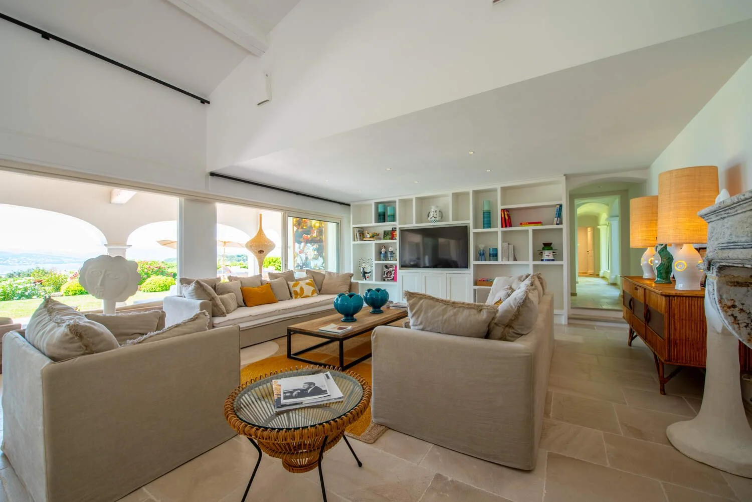saint tropez village lounge area