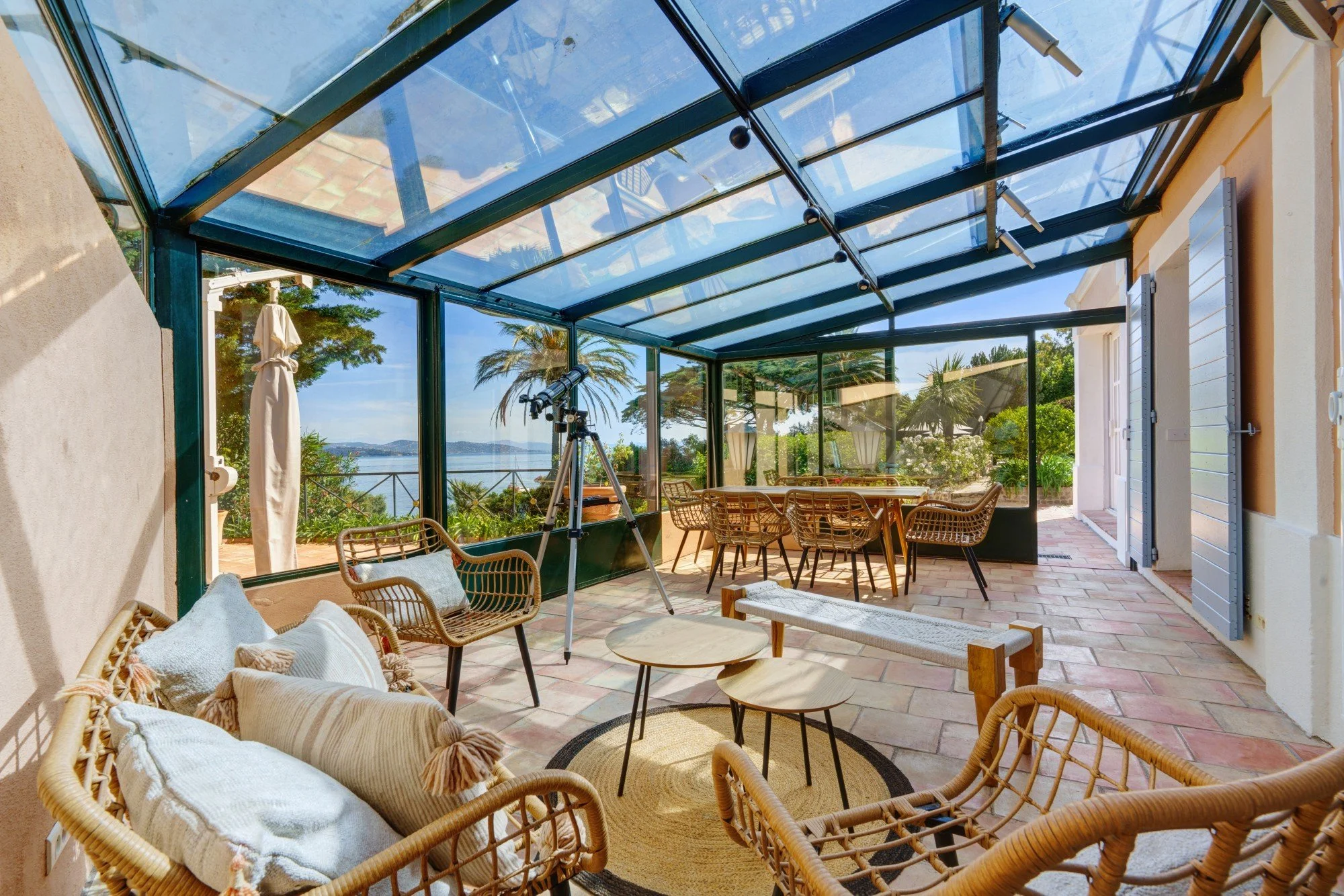 saint tropez graniers lounge area