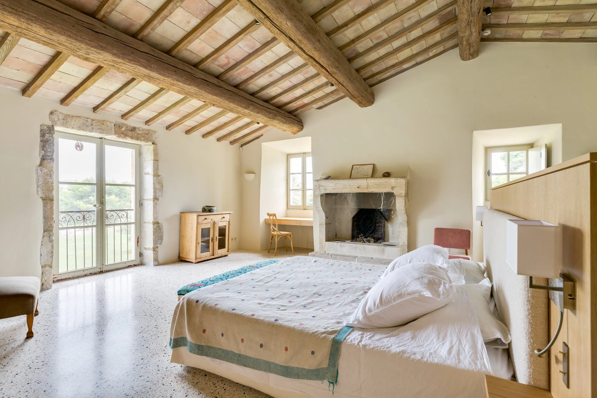 eygalières bedroom