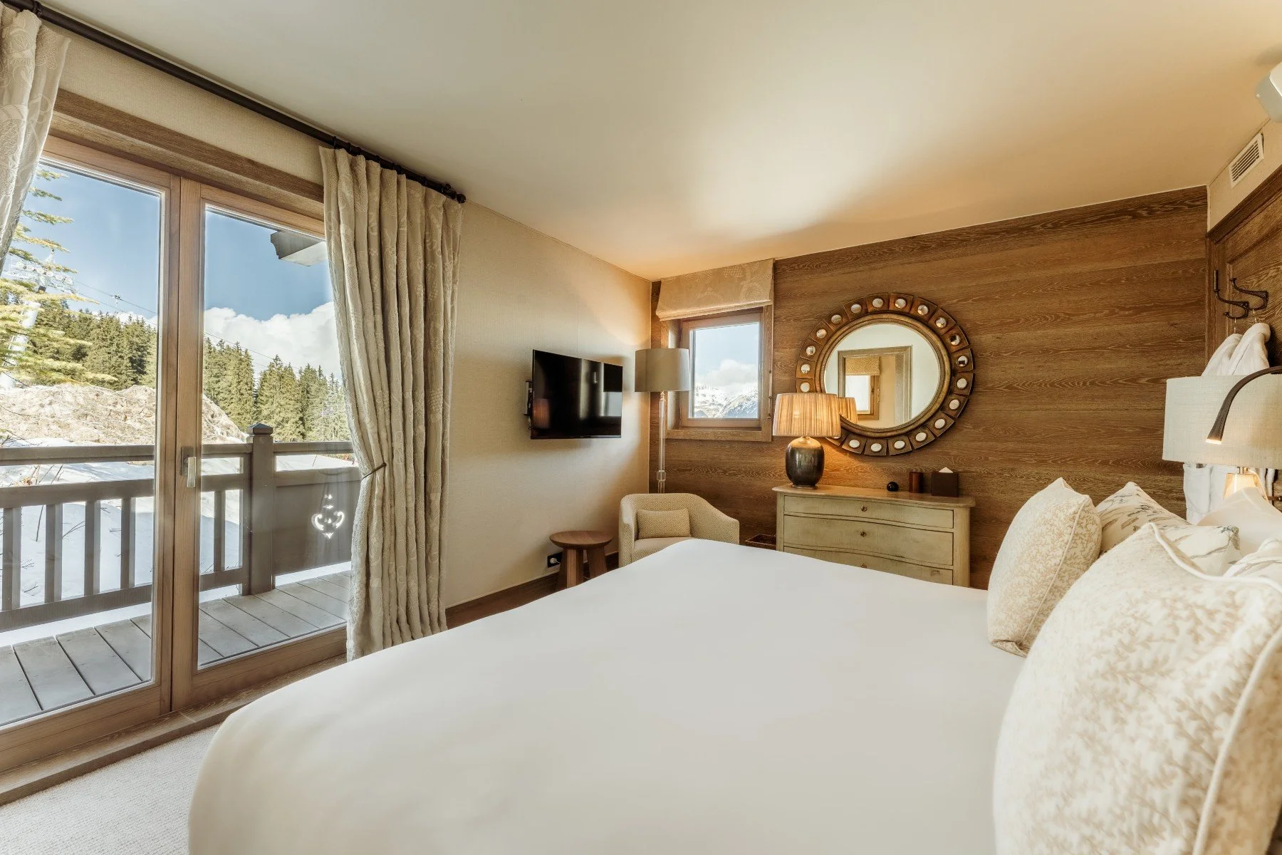 best luxury ski chalet to rent in Courchevel bedroom