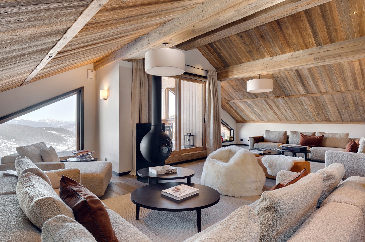 best luxury ski chalet to rent in Méribel lounge area