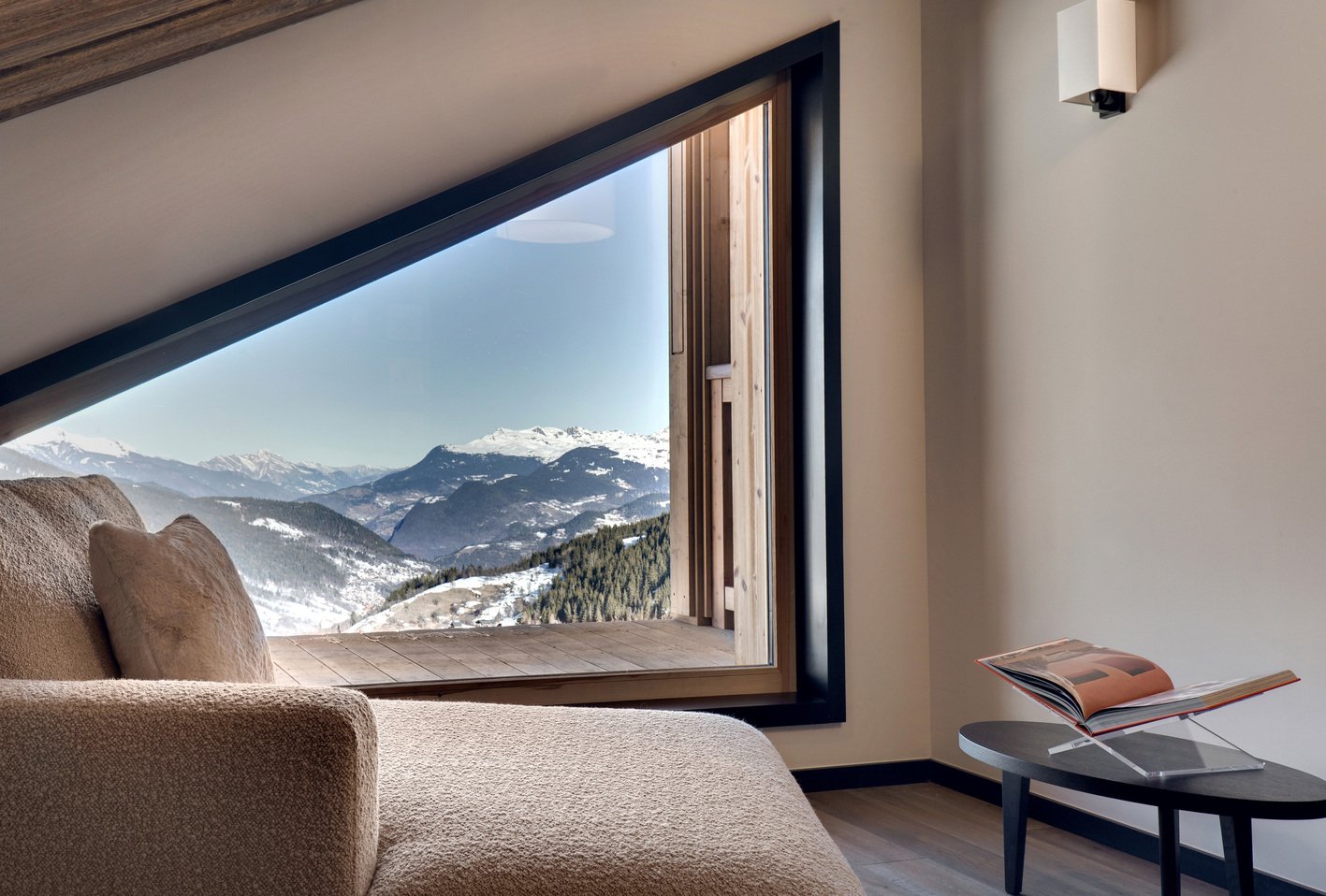 best luxury ski chalet to rent in Méribel lounge area