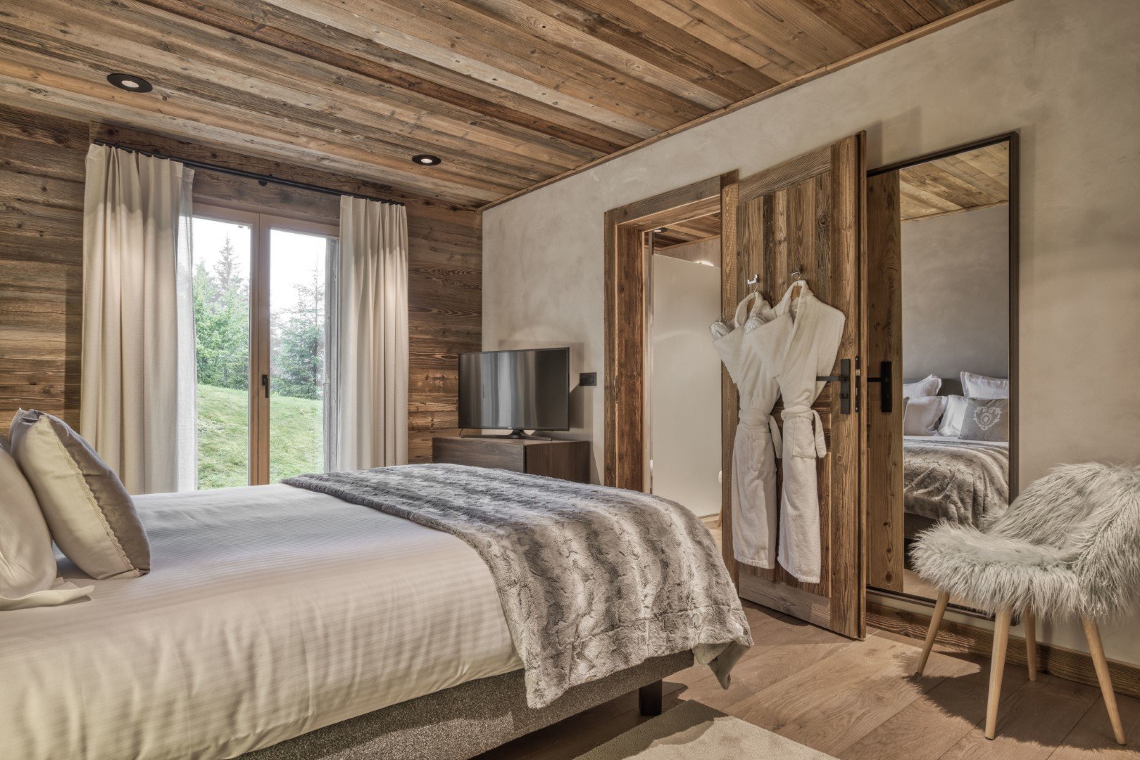 best luxury ski chalet to rent in Saint-Gervais bedroom