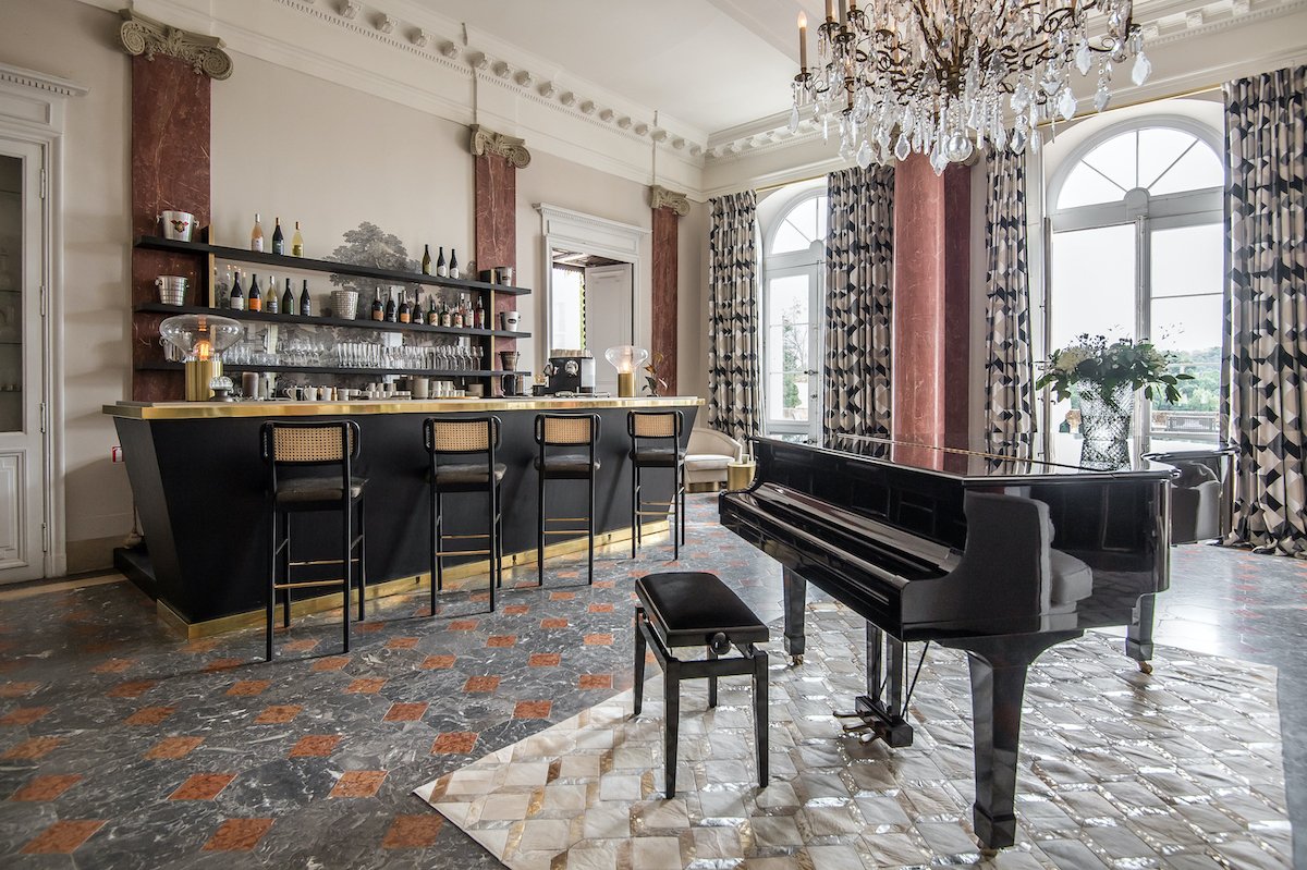 castle to rent in Europe living room